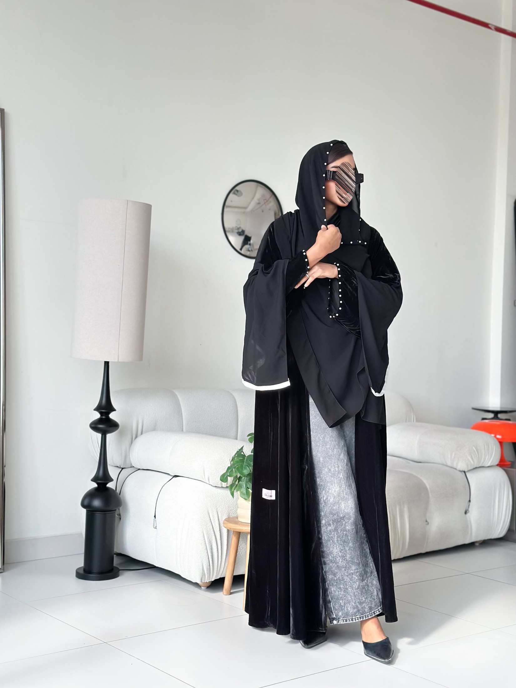 MWT690 - عباية مخمل اسود مع لؤلؤ - Aya