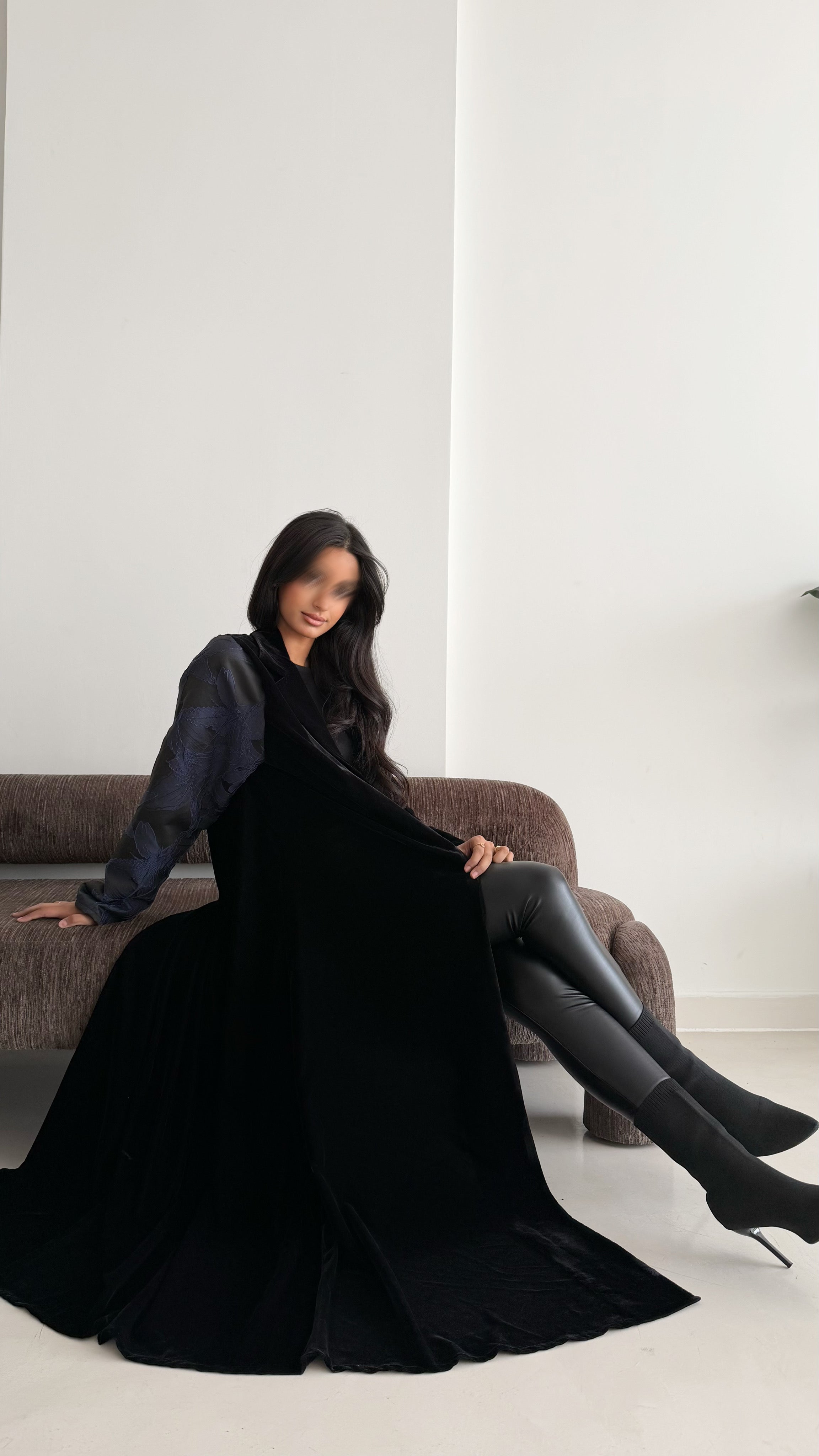 MWT848 - عباية مخمل مع تدخيلة جاكار - Aya