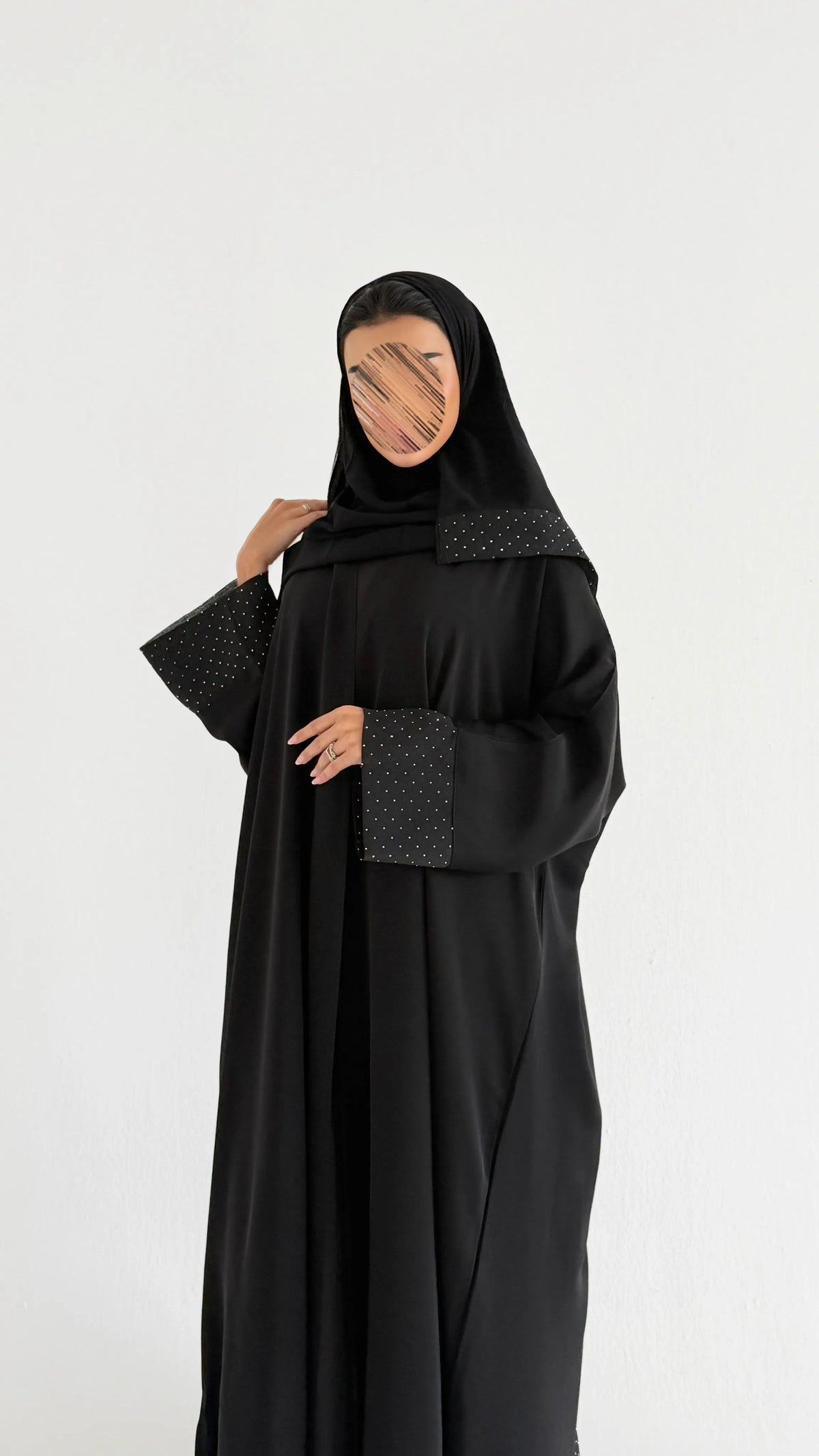 MWT1274 - عباية كريب اسود بتدخيلة خرز - Aya