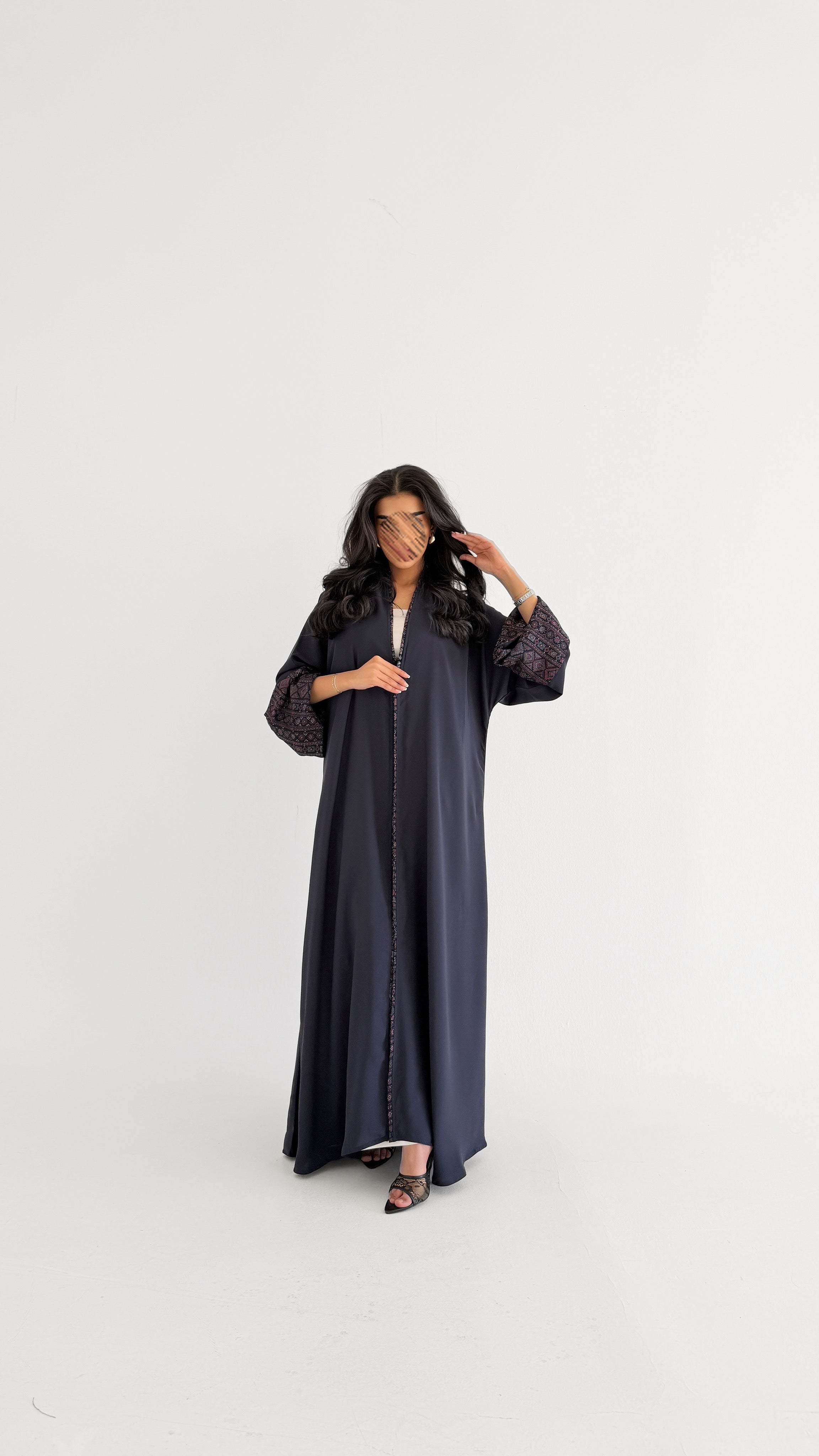 MWT785 - عباية كريب مع تدخيلة كشميري - Aya