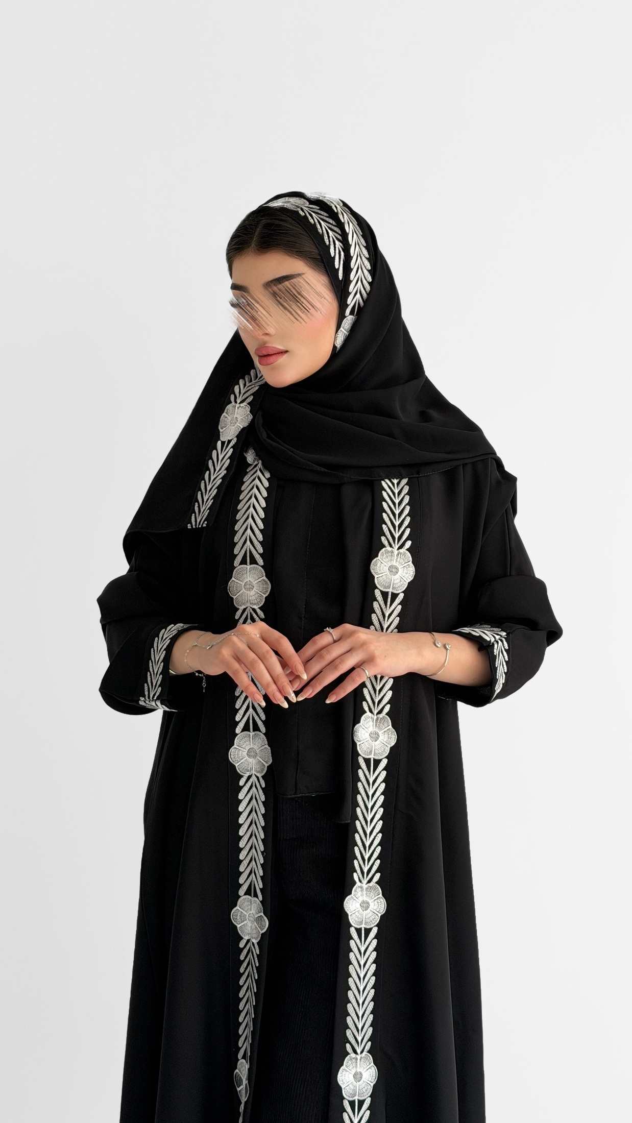 MWT1042 - عبايه بتطريز ابيض من الامام - Aya