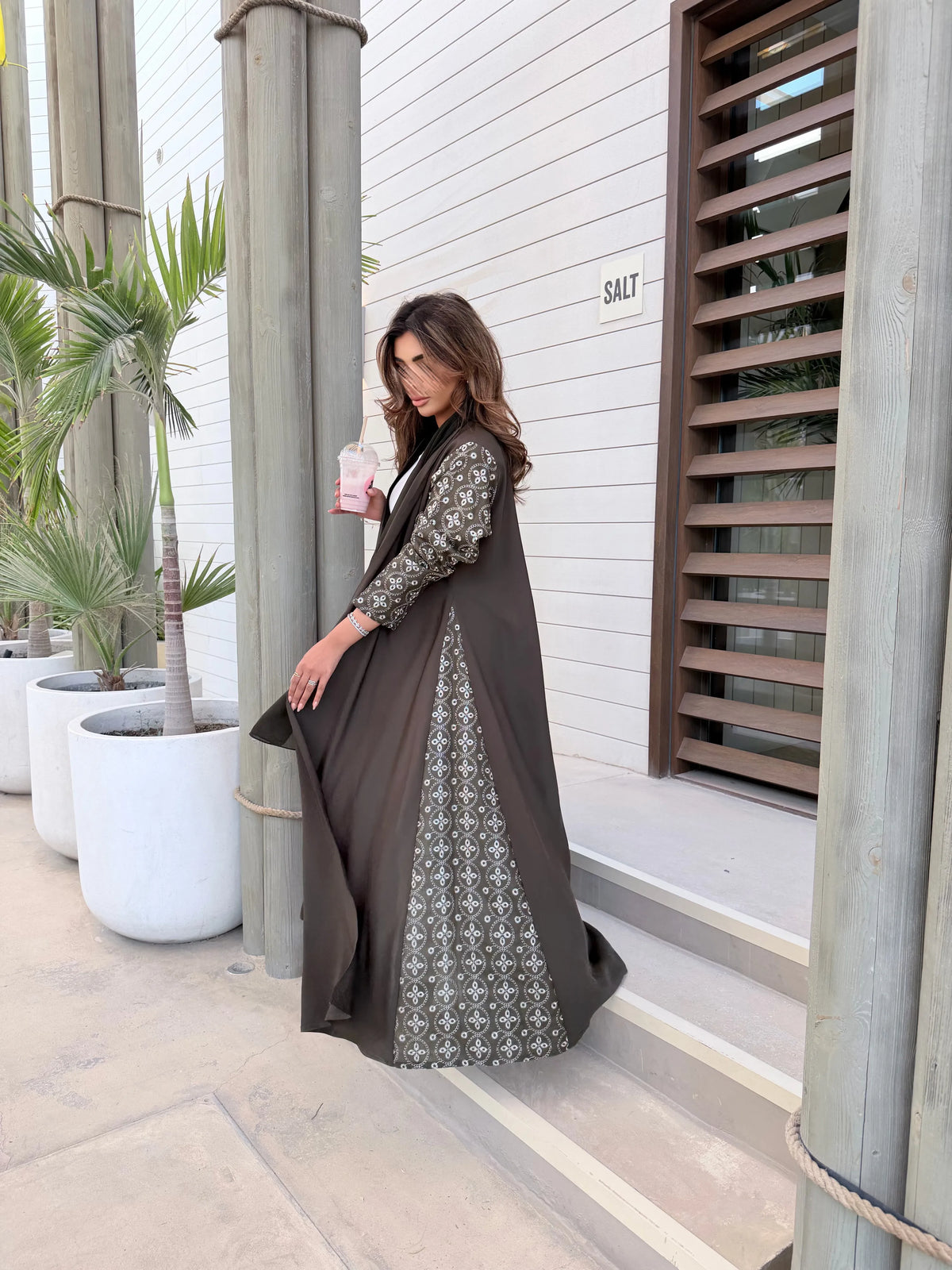 MWT767 - عباية كريب مع تدخيلة لنن هندي - Aya