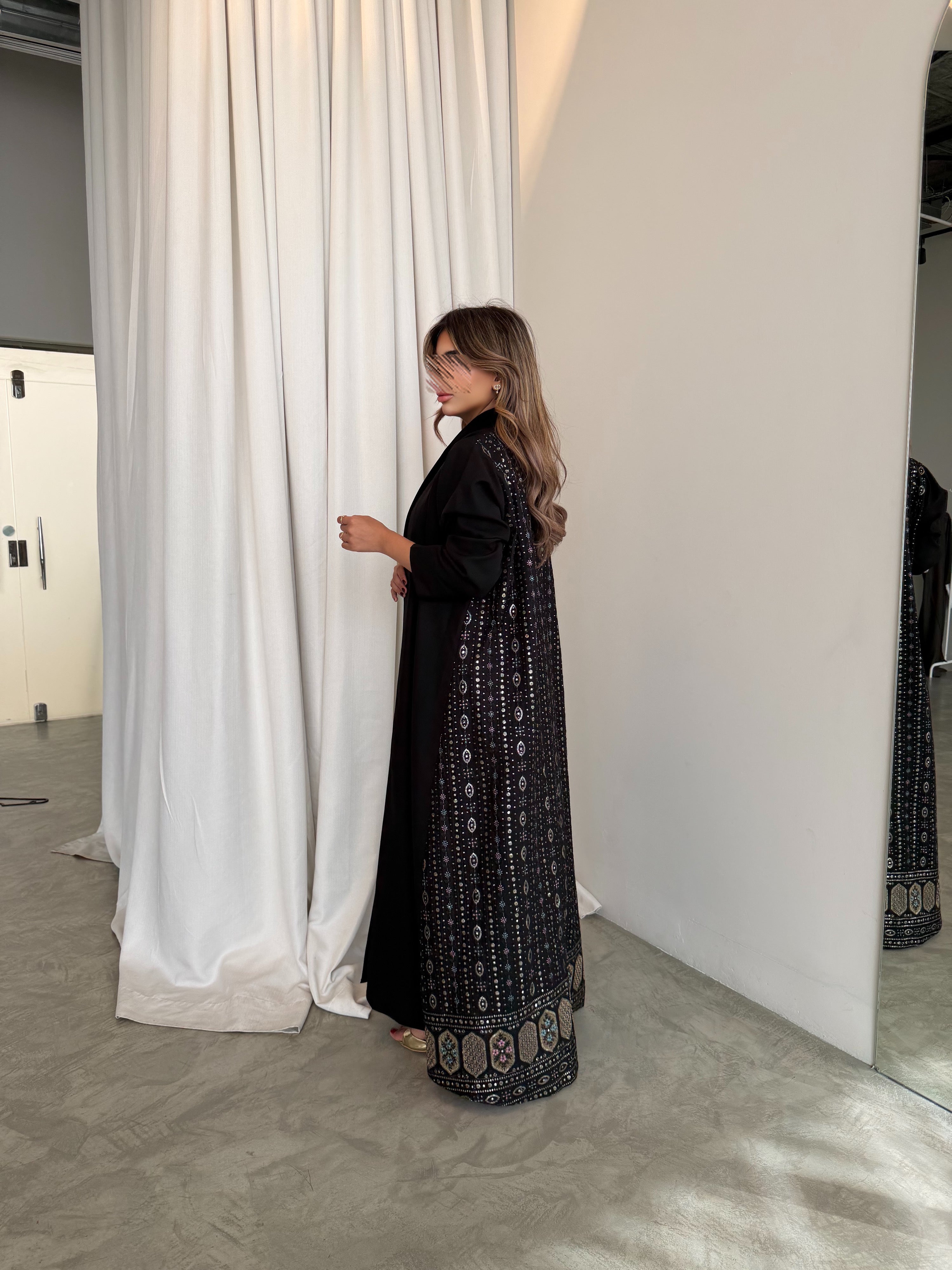 MWT1051 - عبايه بتدخيله لنن تطريز بالجنب - Aya