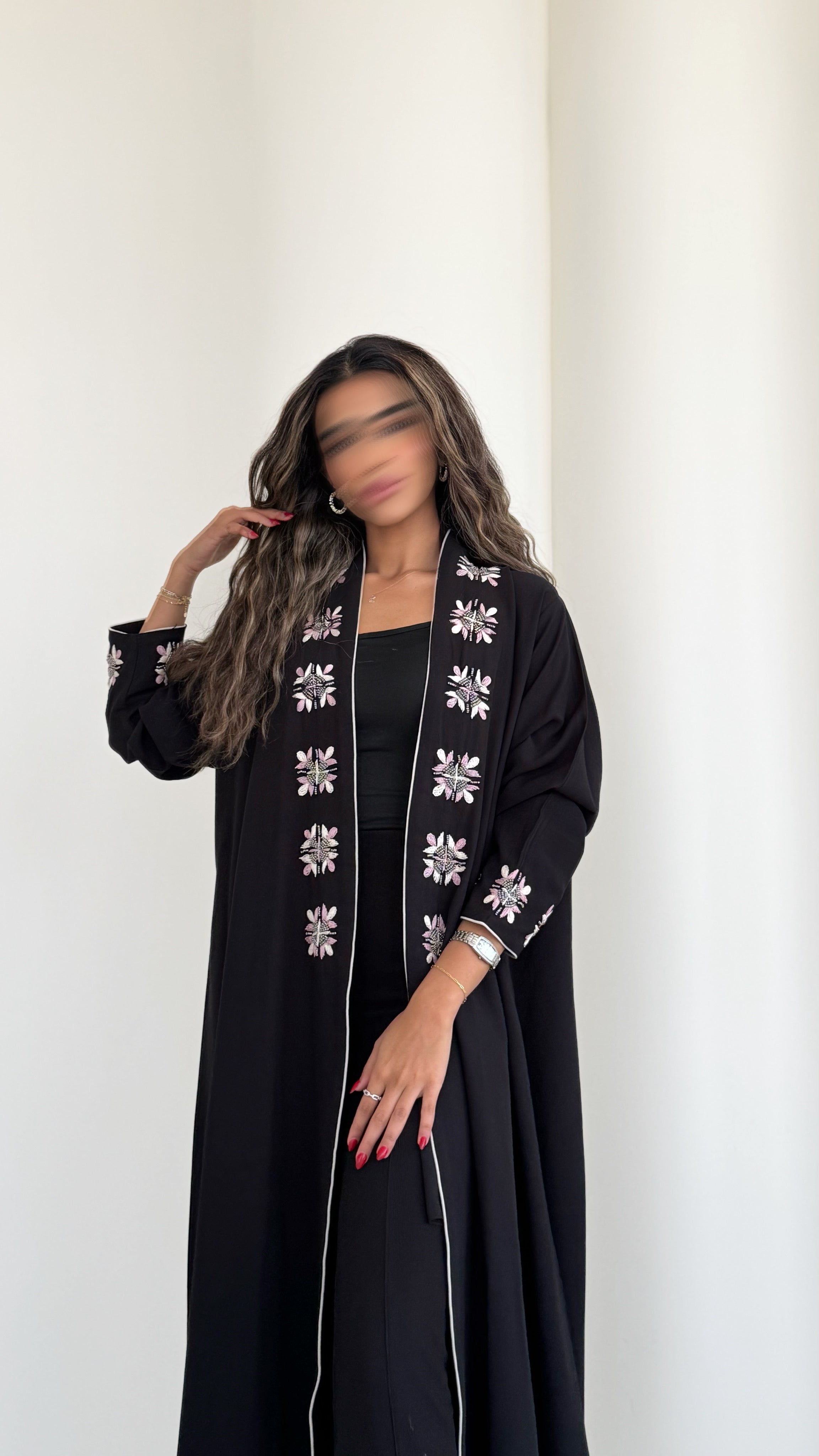 MWT345 - عباية اسود تطريز وشك باللون الوردي - Aya