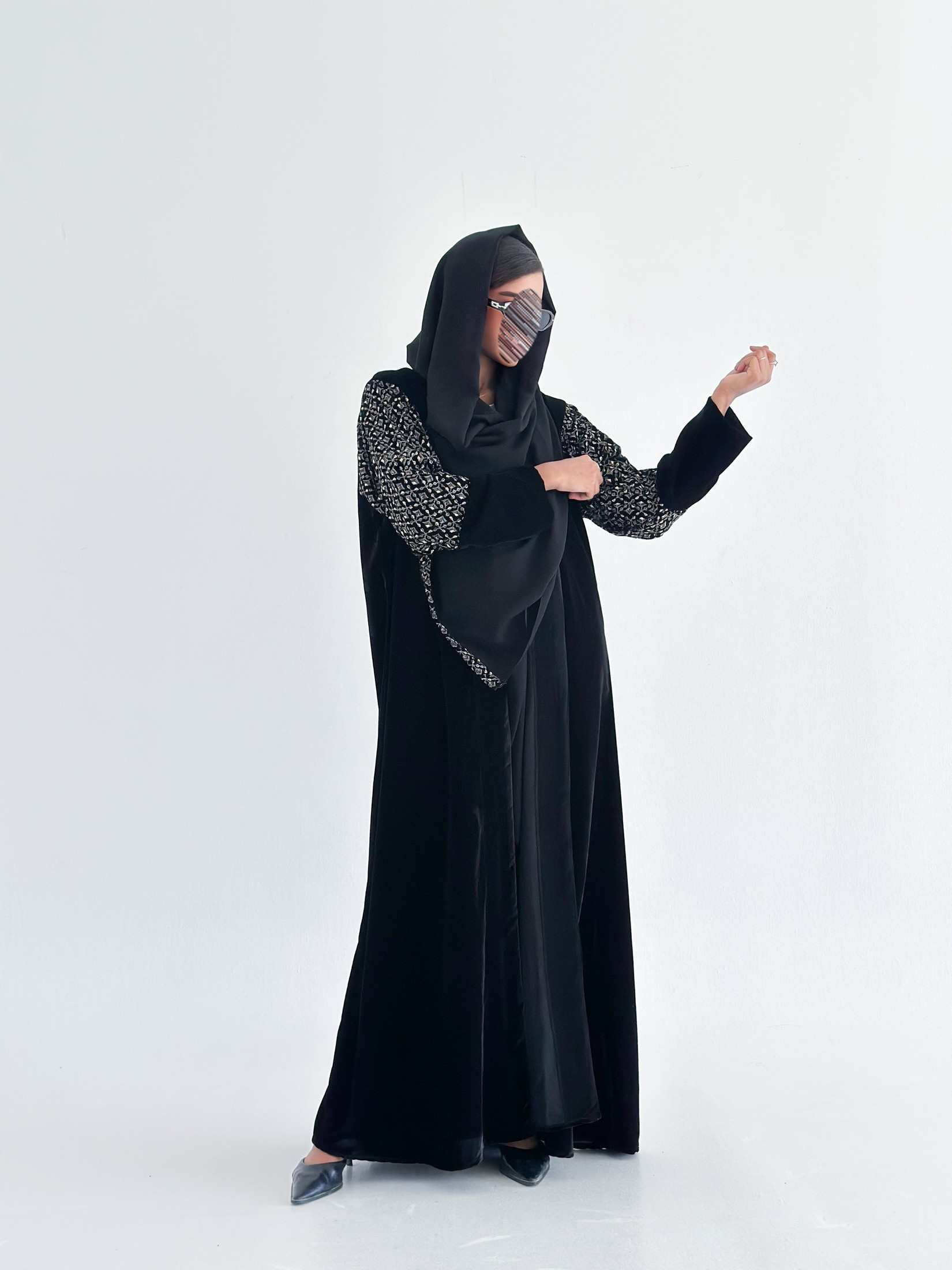MW1836 - عباية مخمل كم تطريز - Aya
