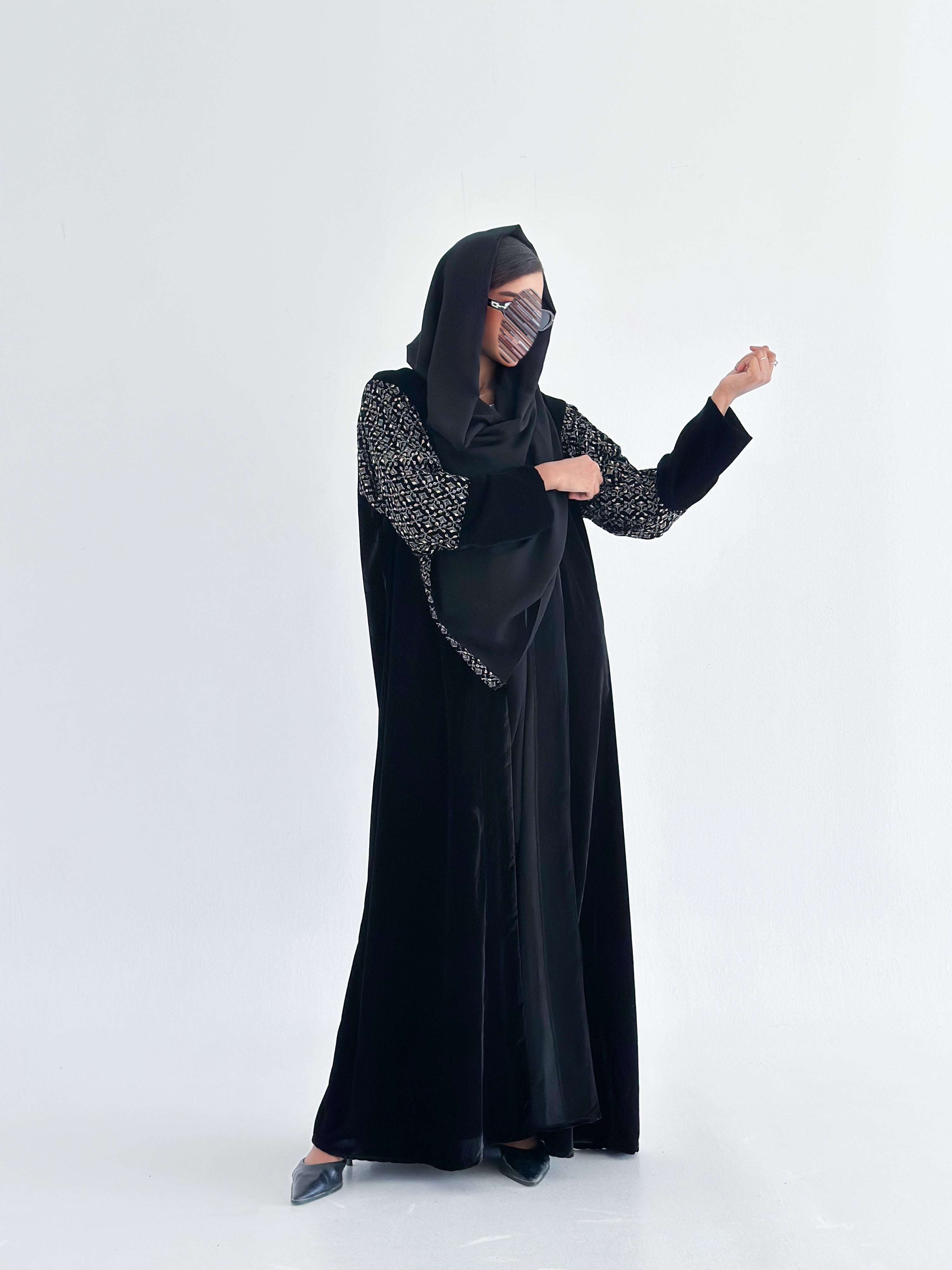 MW1836 - عباية مخمل كم تطريز - Aya