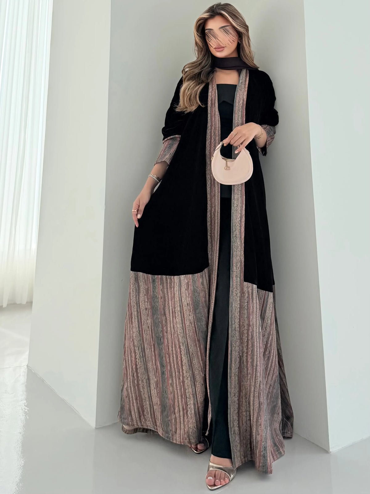MWT5268 - عباية مخمل سادة مع طباعة بقصة ناعمة - Aya