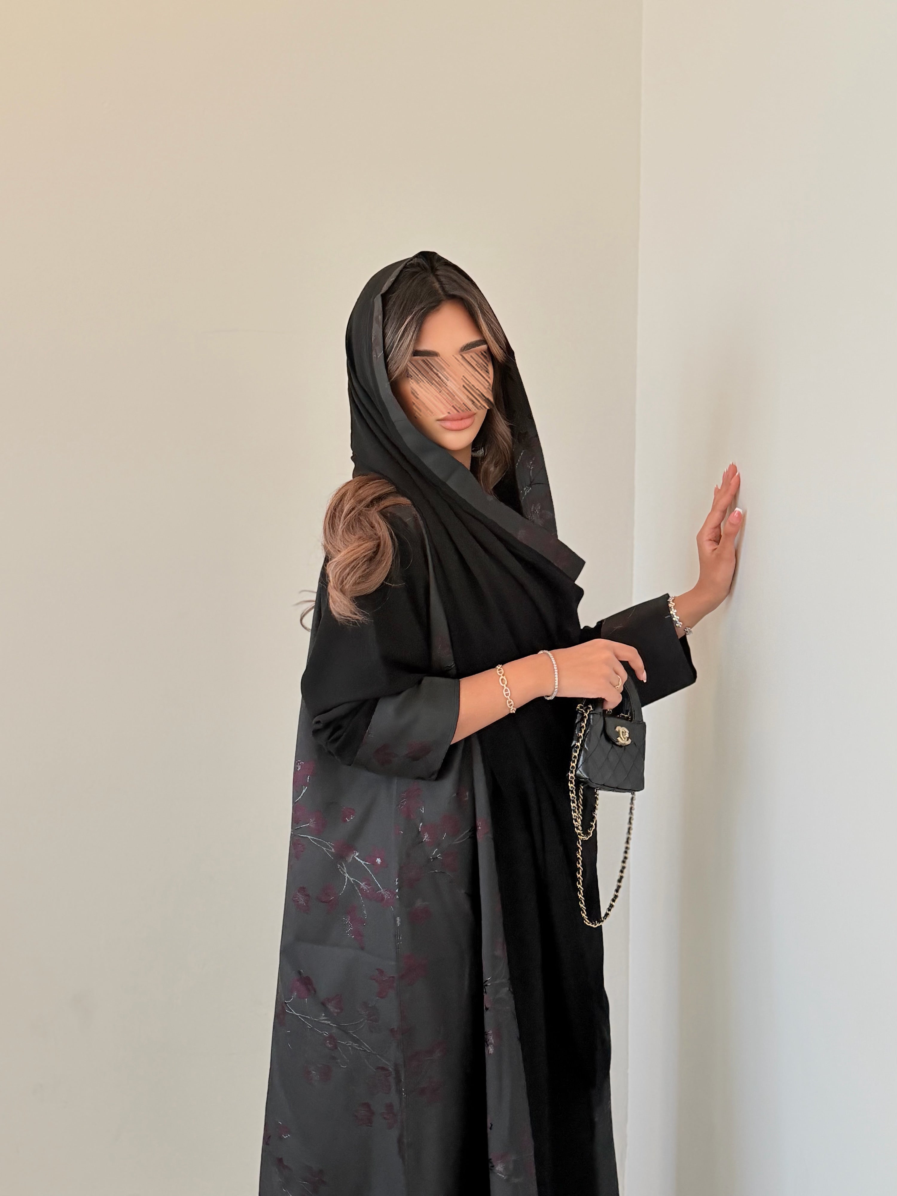 MWT5039 - قماش اسود كريب مع قماش تفته ورد بقصة كلوش - Aya