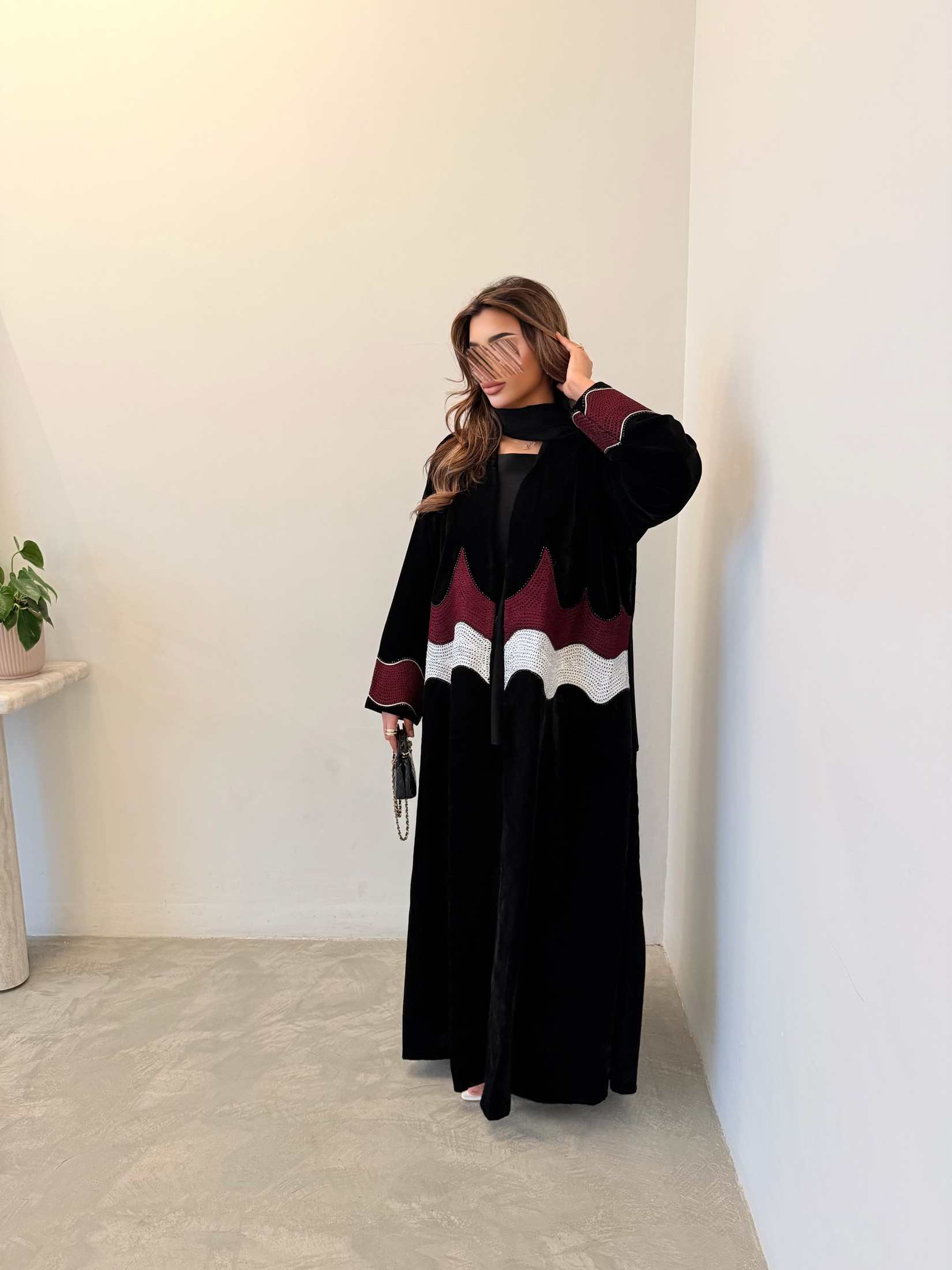 MW1790 - عباية مخمل شغل هاري مع كرستال - Aya