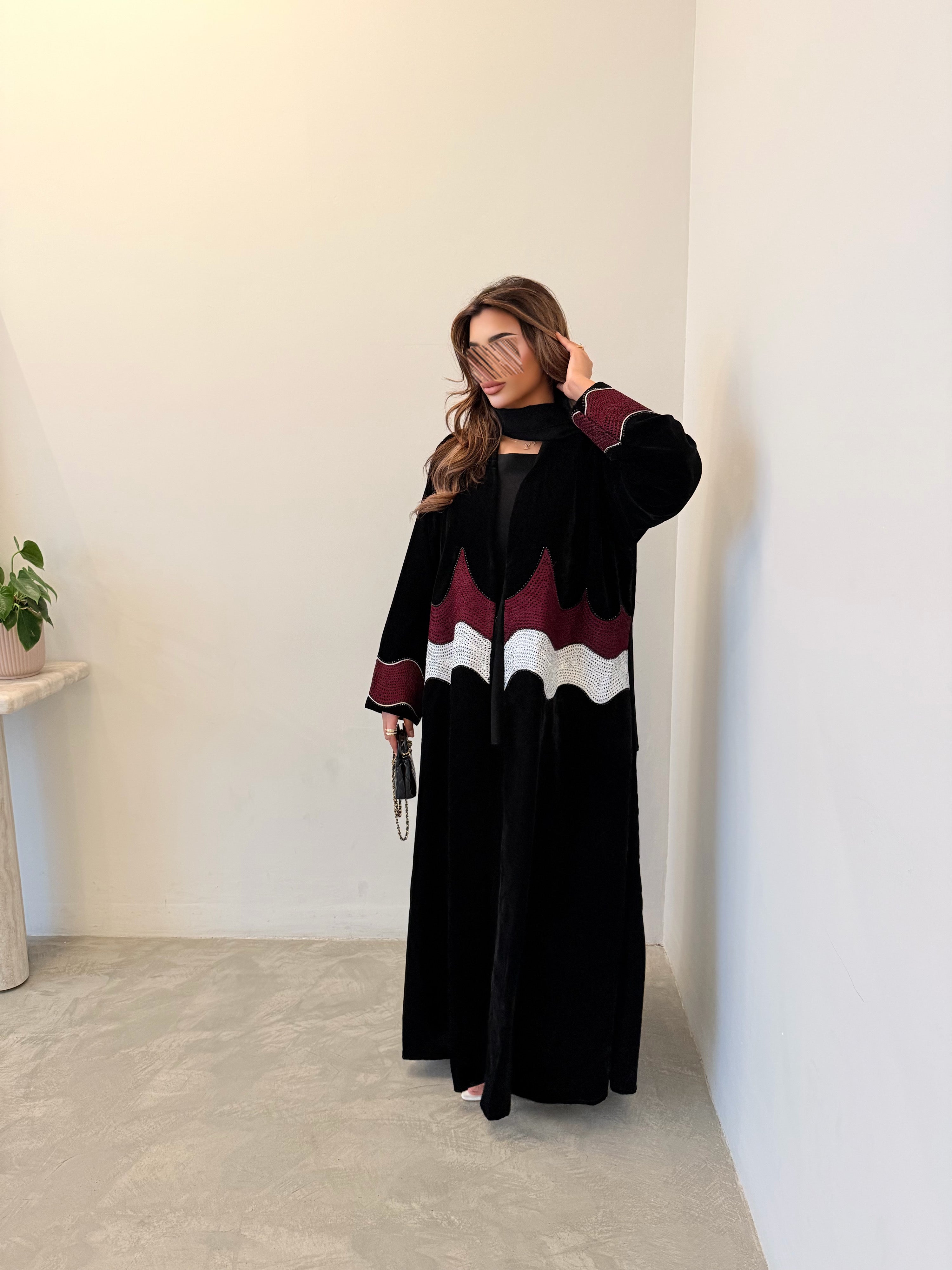 MW1790 - عباية مخمل شغل هاري مع كرستال - Aya