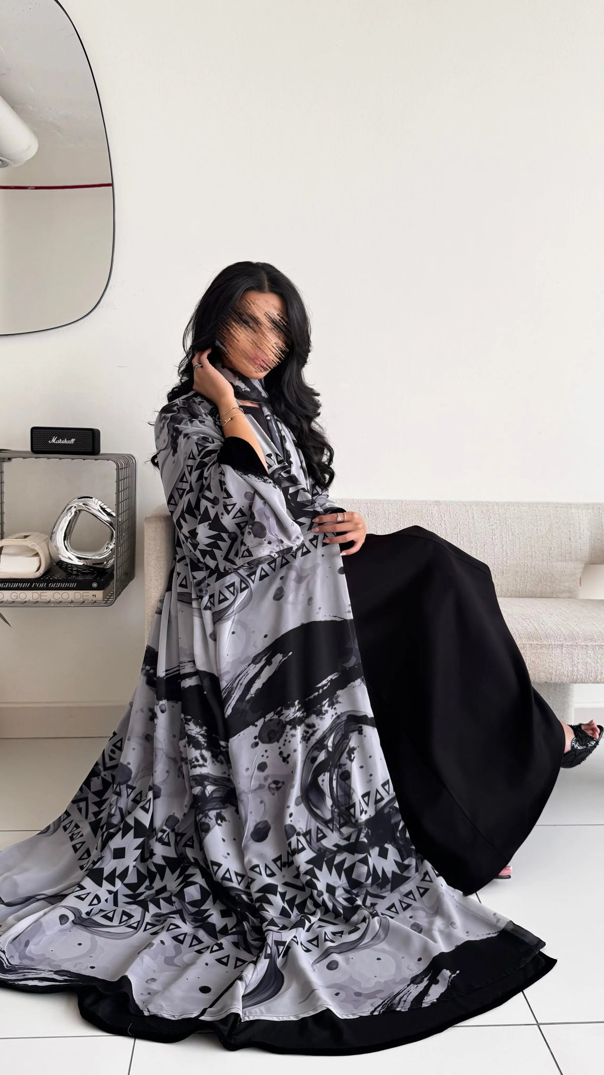 MWT5264 - عباية مخمل اسود مع طباعة إمكانية استخدامها على الجهتين - Aya