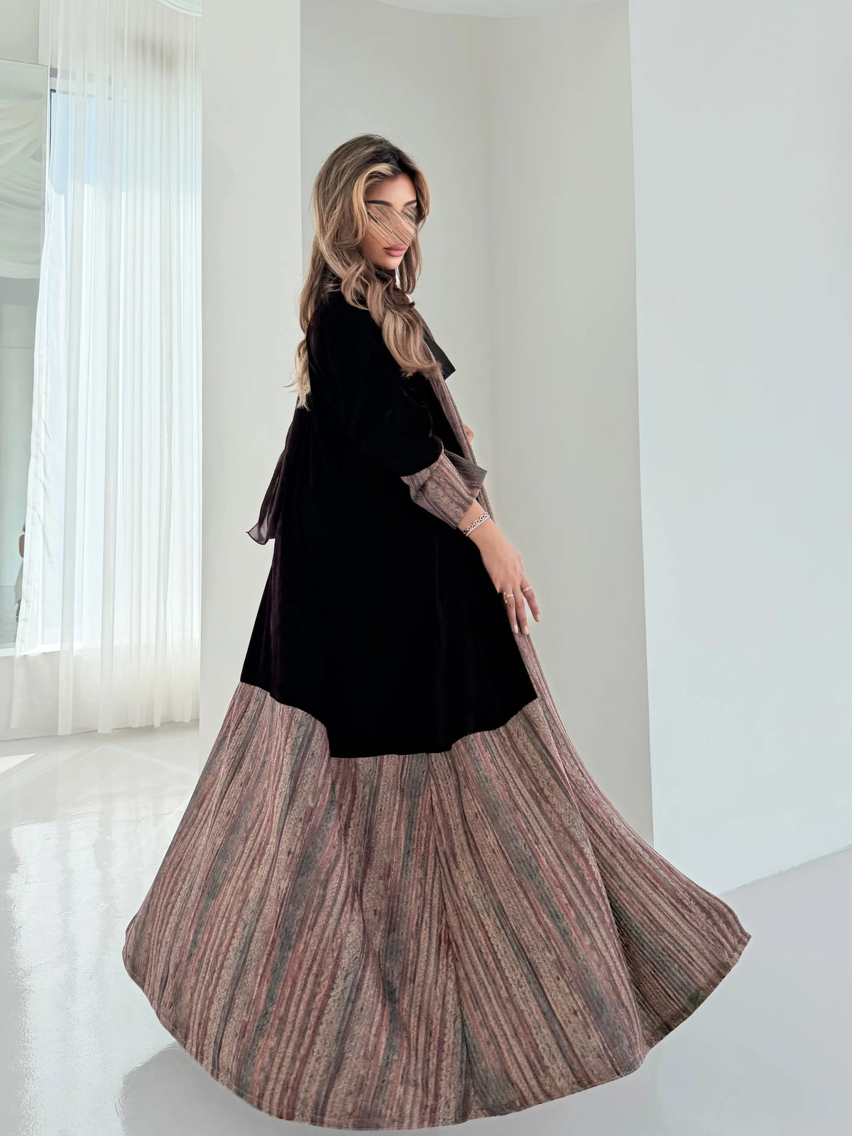 MWT5268 - عباية مخمل سادة مع طباعة بقصة ناعمة - Aya