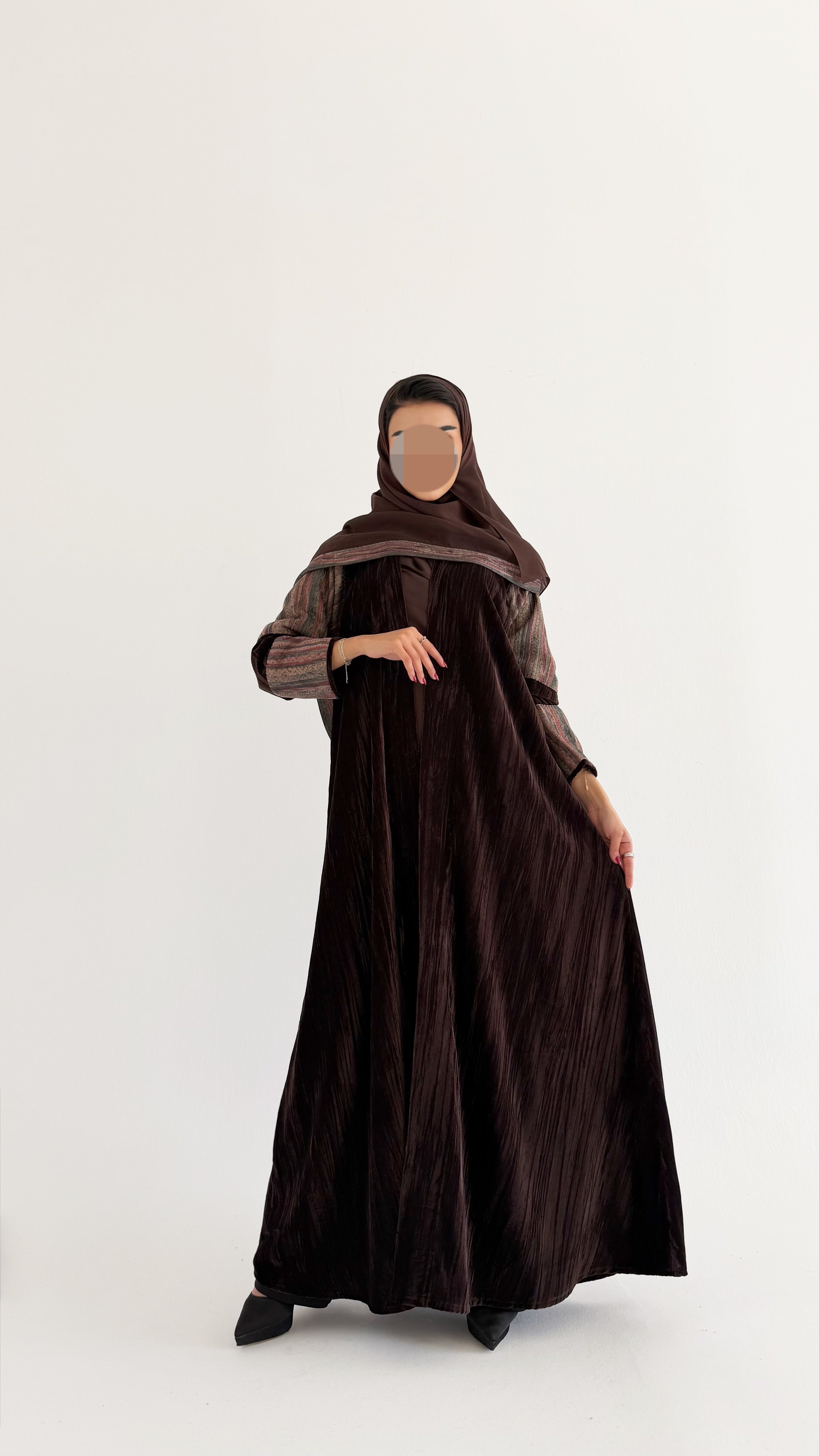 MWT892 - عباية مخمل مع تدخيلة - Aya