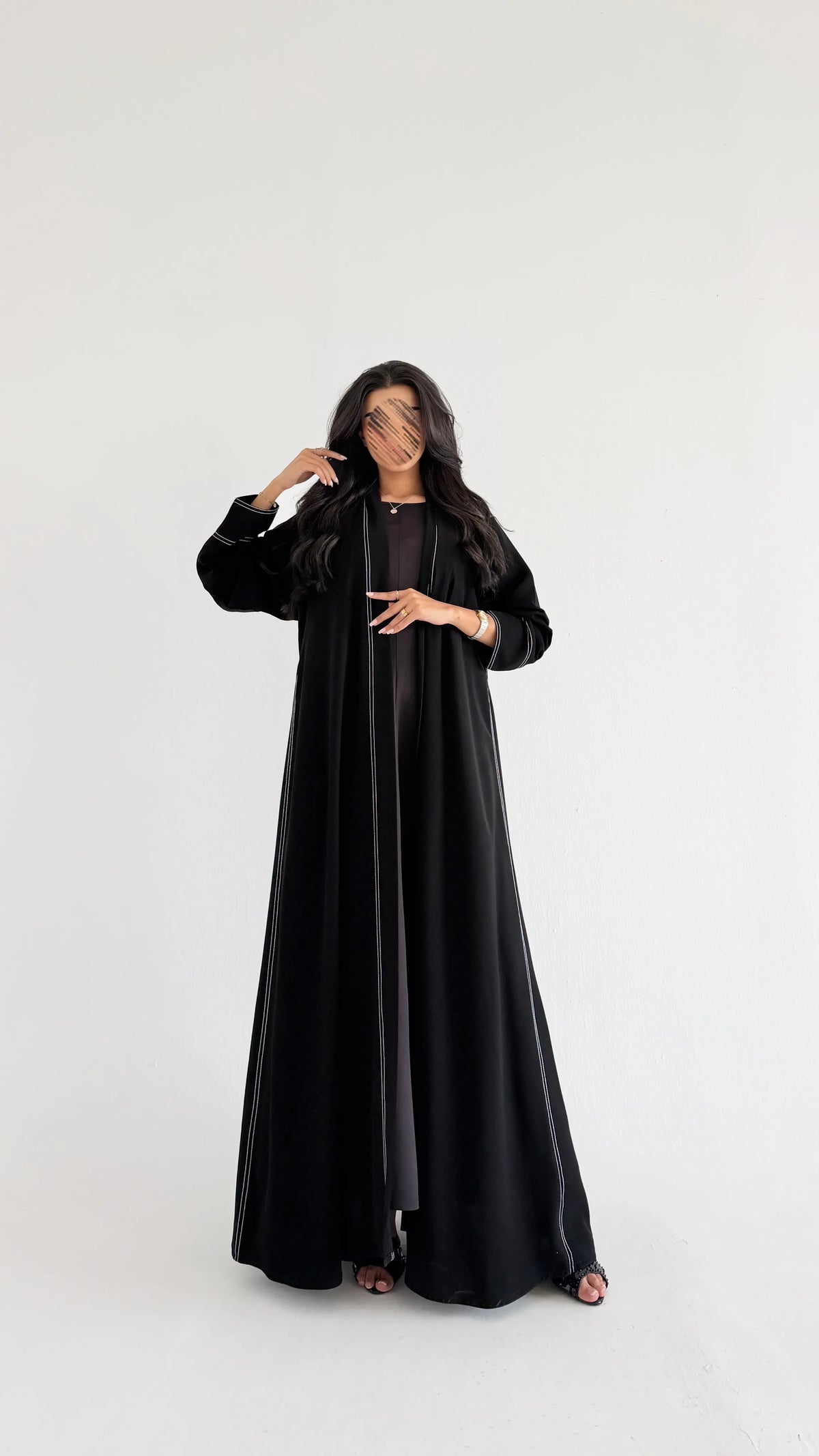 MW422 - عباية سوداء مطرزة خطوط
