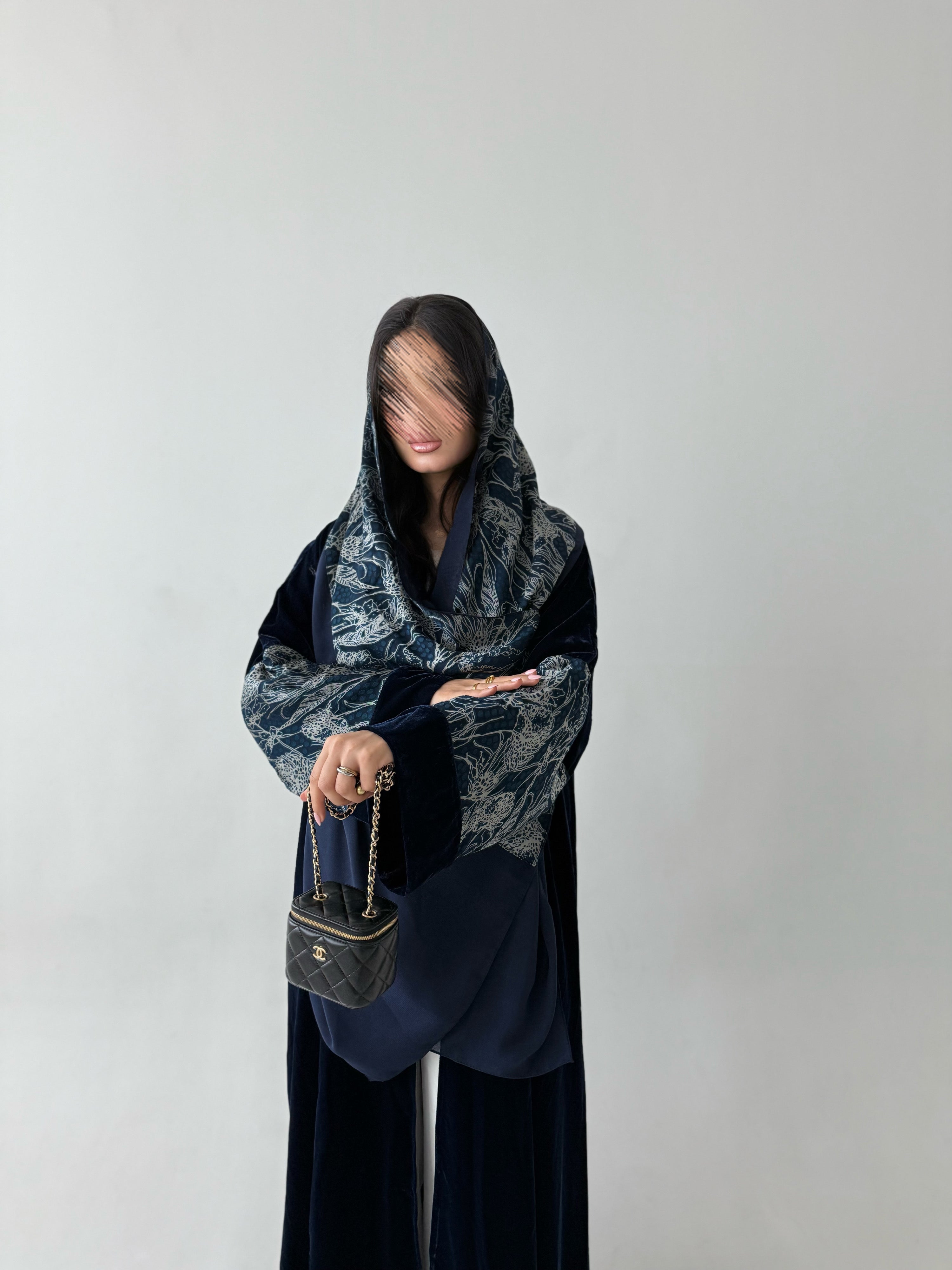 MWT810 - عباية مخمل مع تدخيلة مشجر