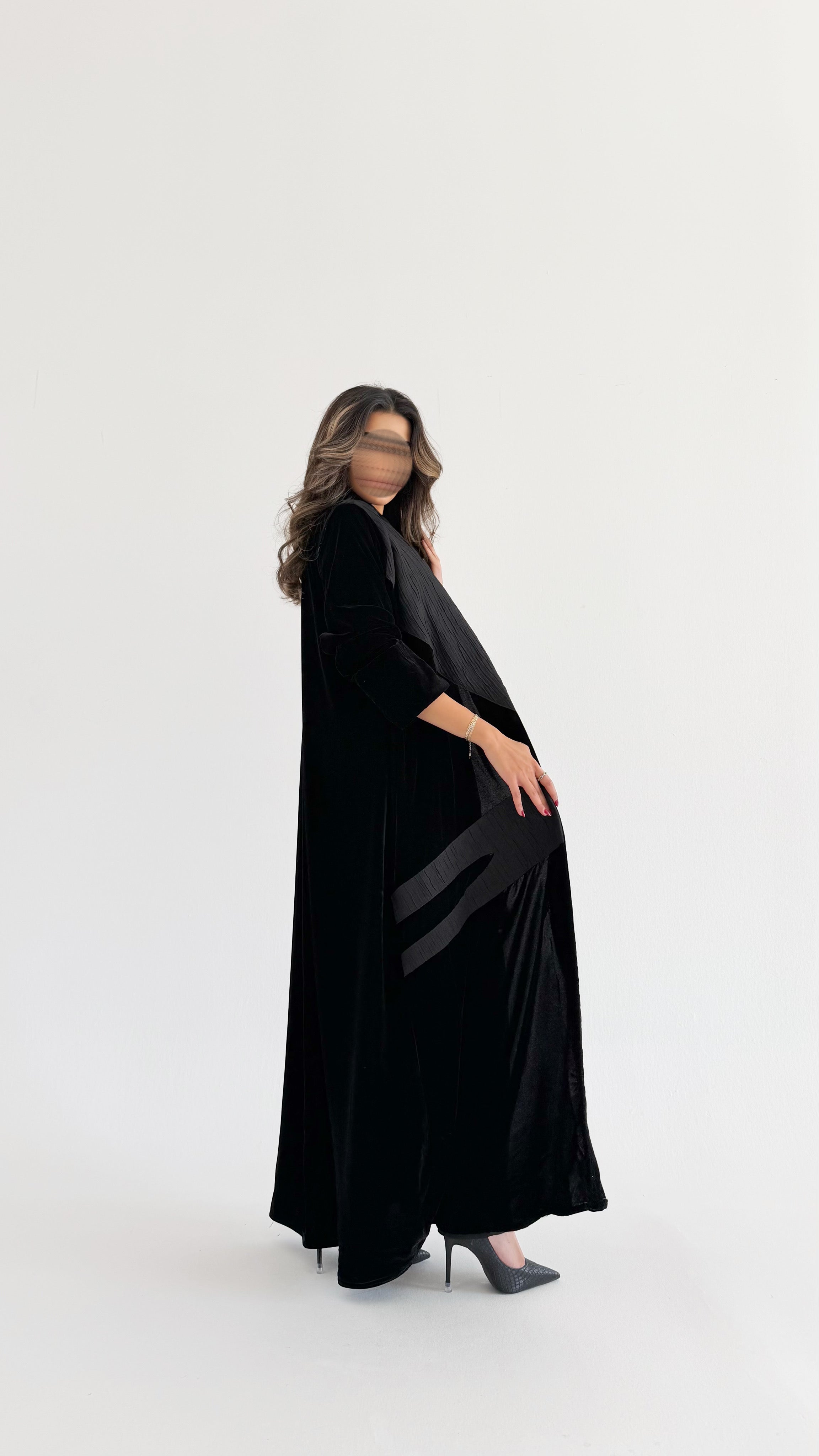 MWT644 - عباية مخمل مع تدخيلة جاكار