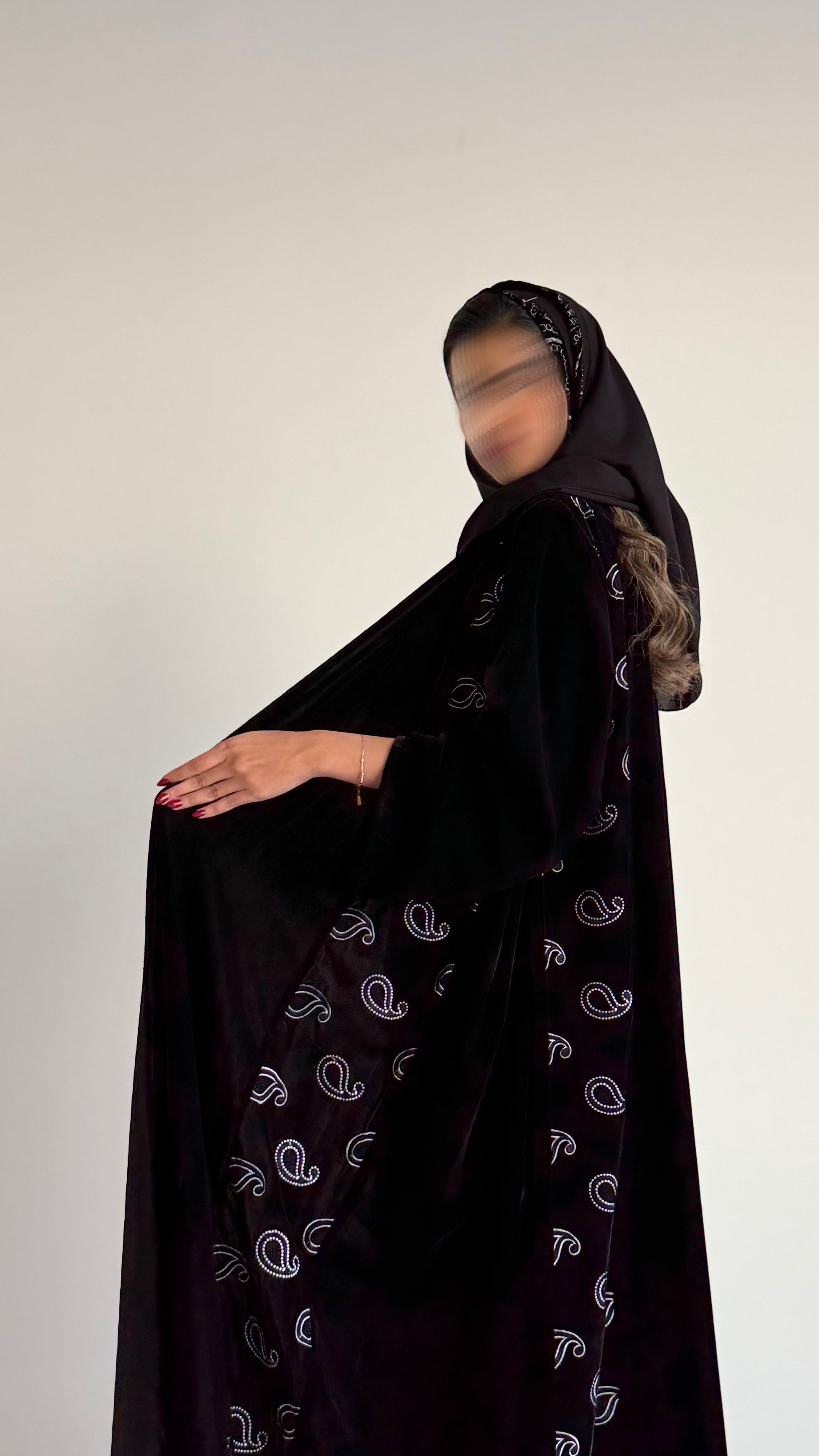 MW1801 - عباية مخمل مع اضافة تطريز كمبويتر على الجوانب - Aya