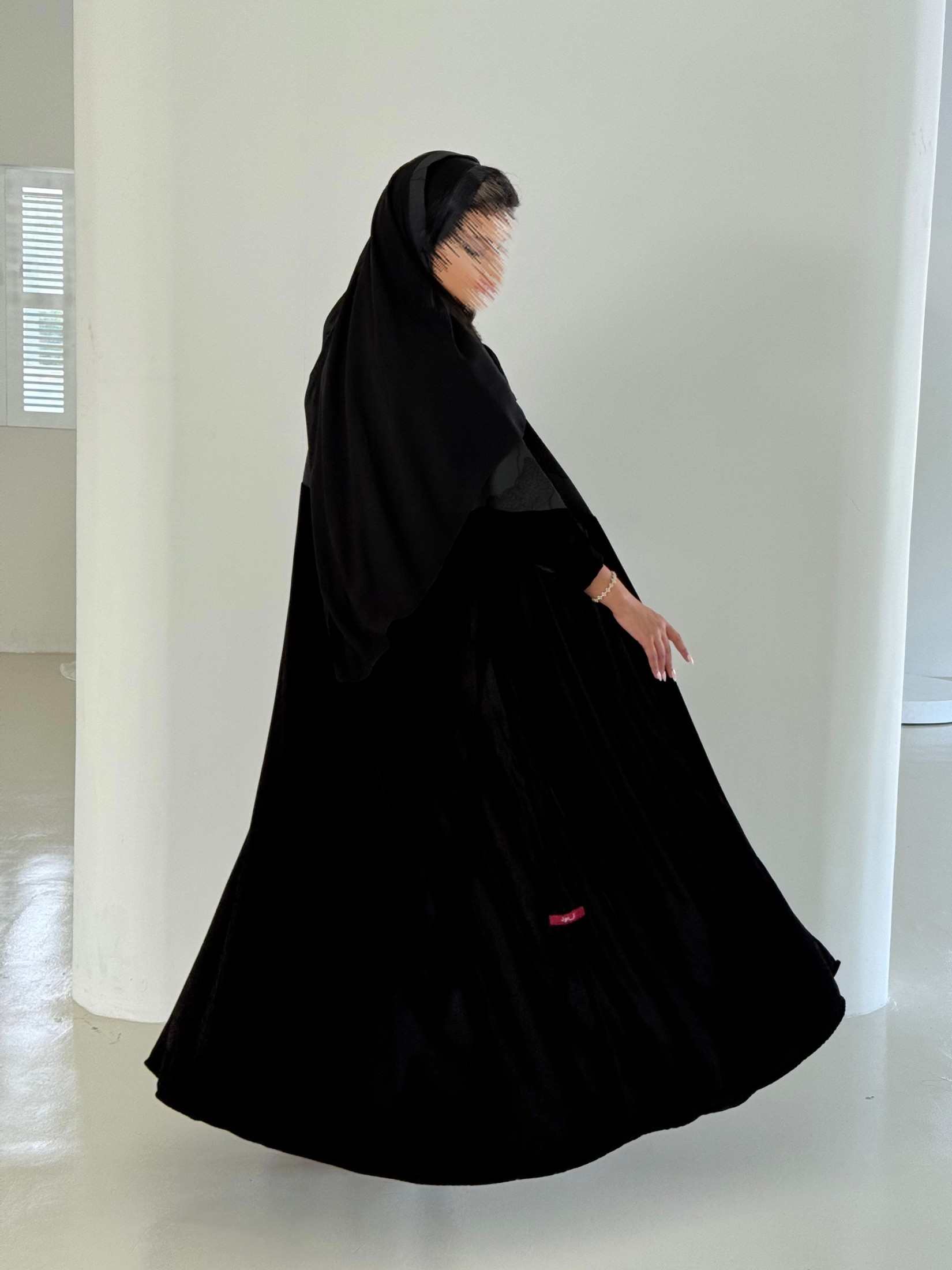 MWT968 - عباية مخمل مع تدخيلة جاكار من فوق - Aya