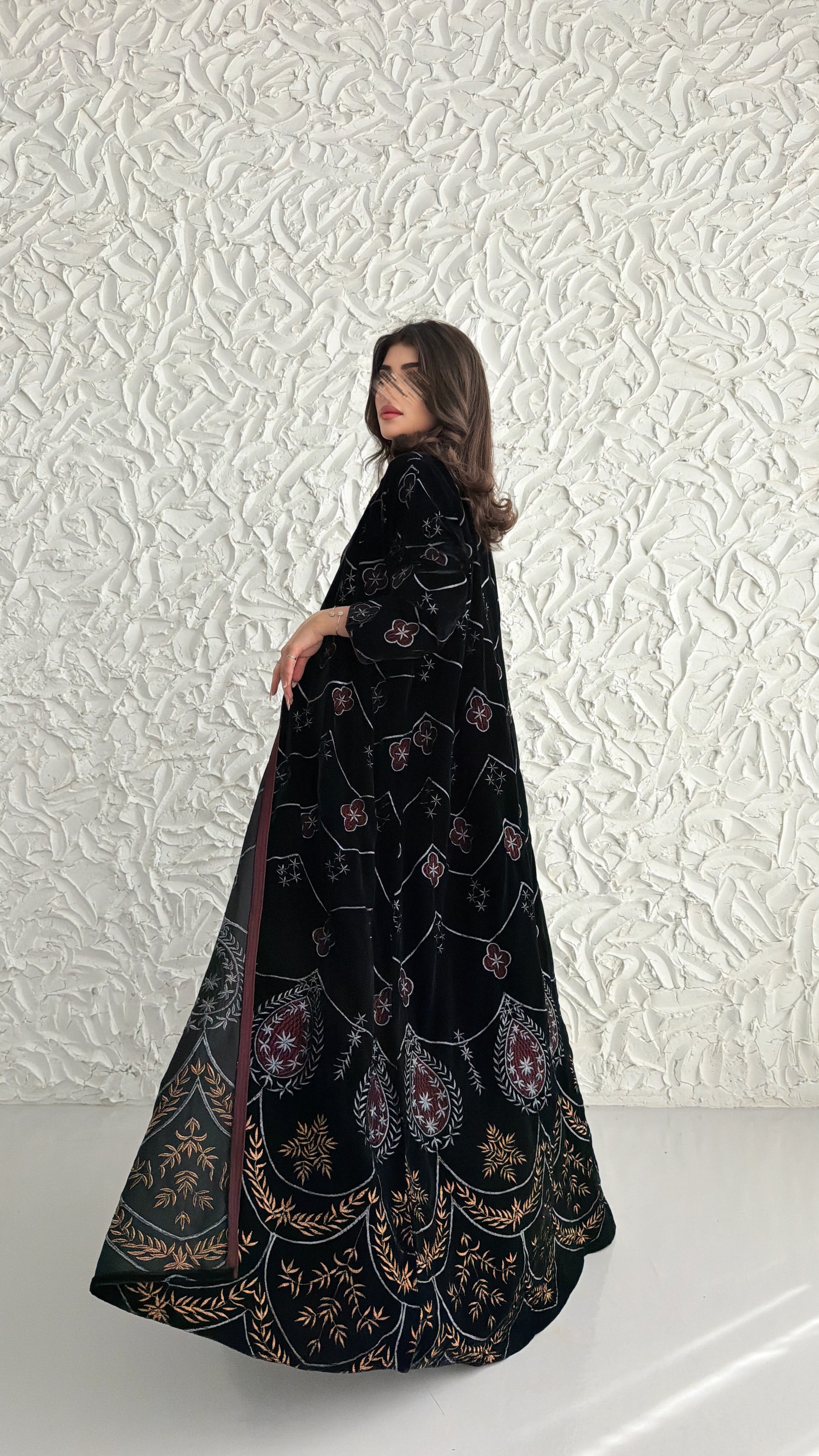 MWE909 - عباية مخمل مع تطريز