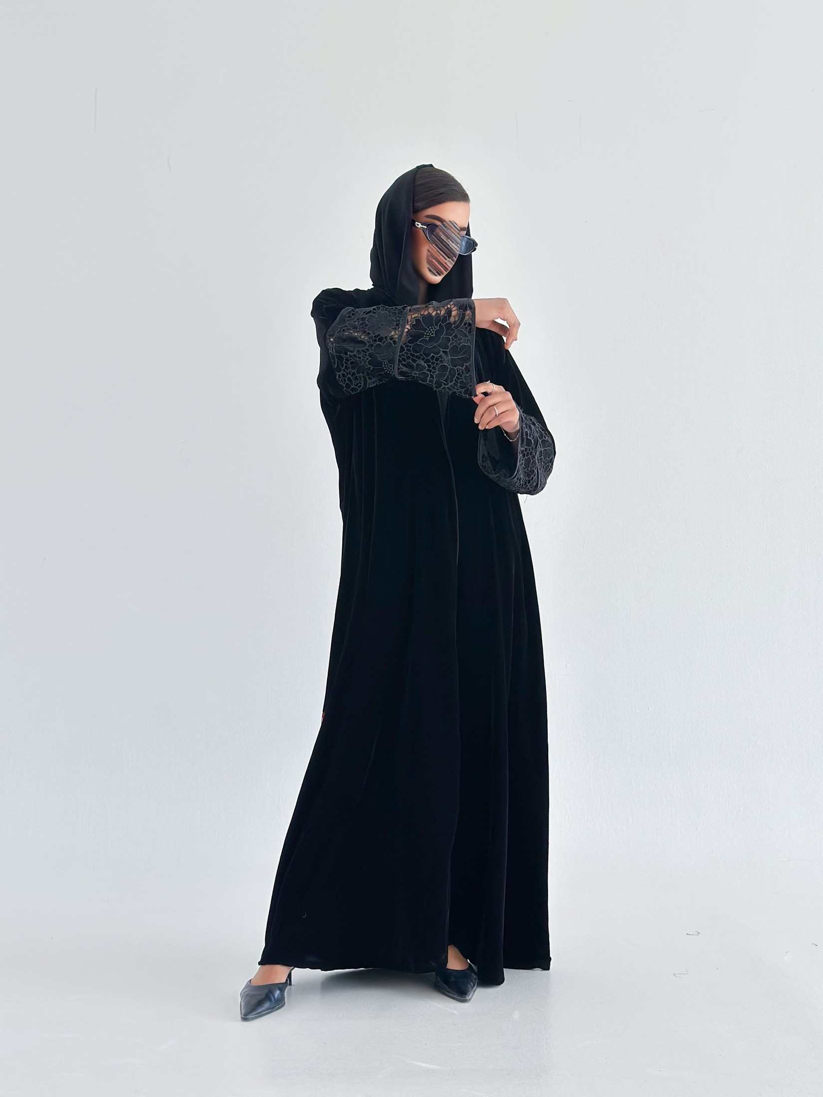 MWT575 - عباية مخمل بأكمام دانتيل - Aya