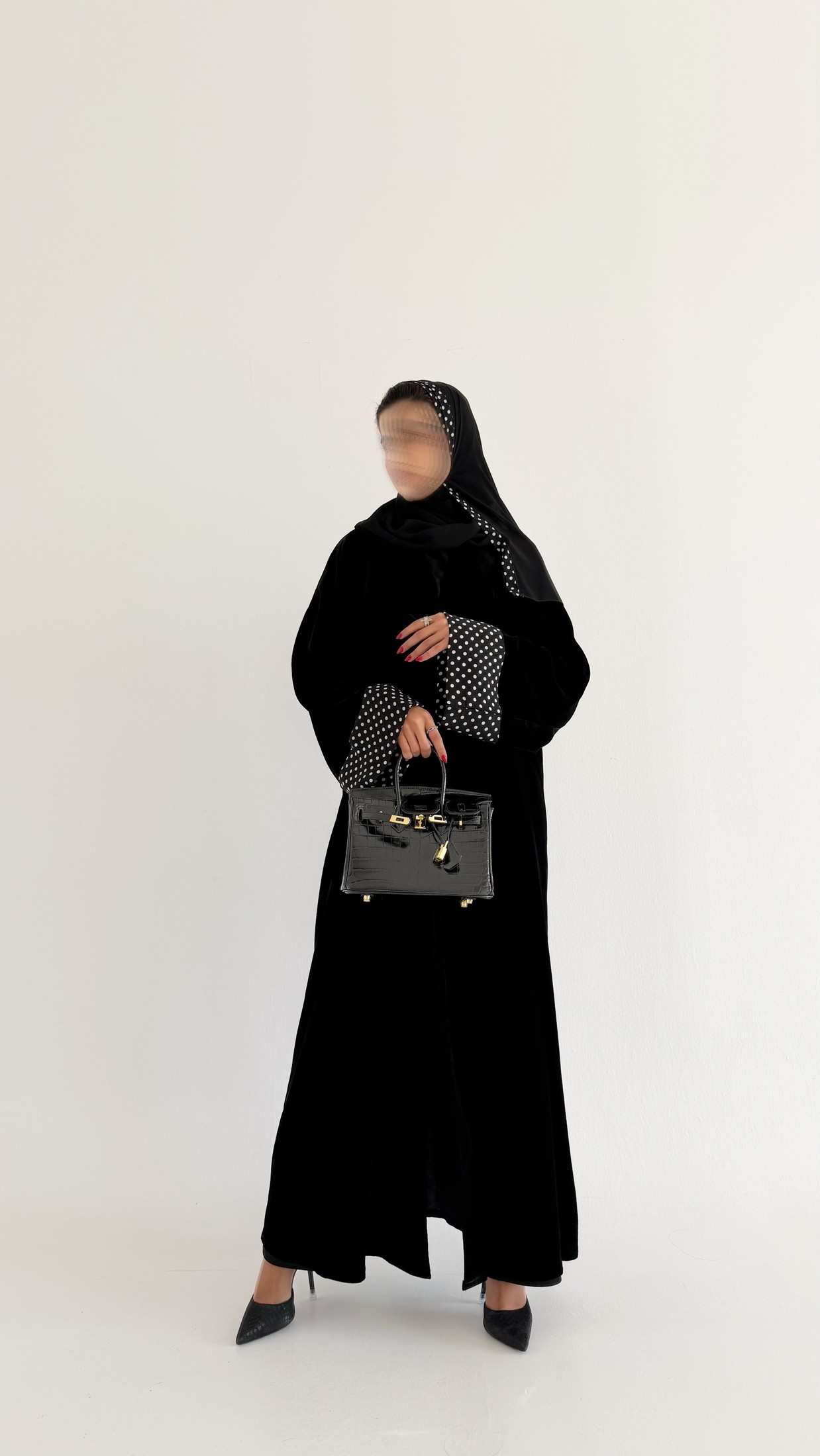 MWT571 - عباية مخمل أسود بأكمام منقطة - Aya