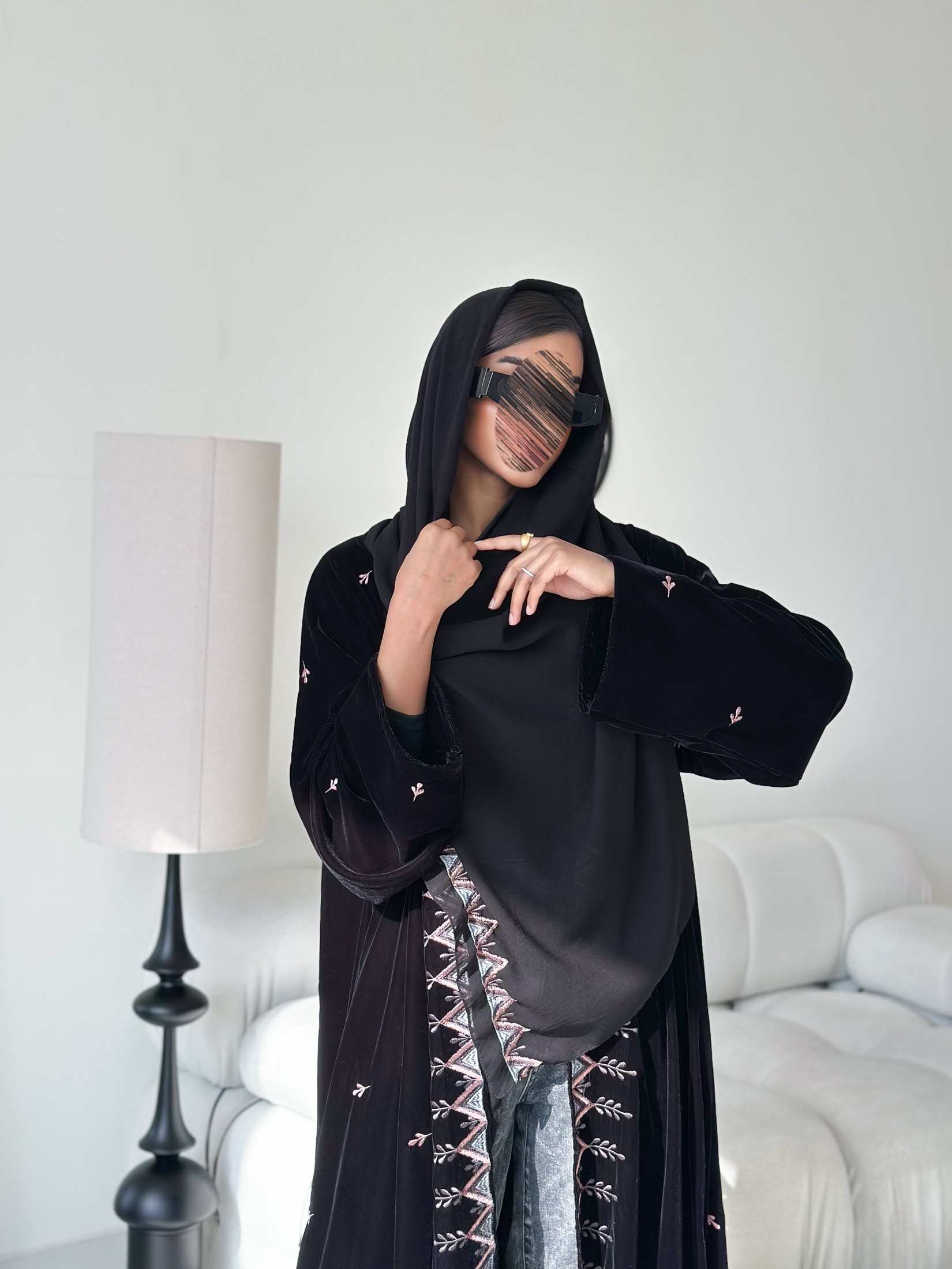 MW1817 - عباية مخمل تطريز ملون - Aya
