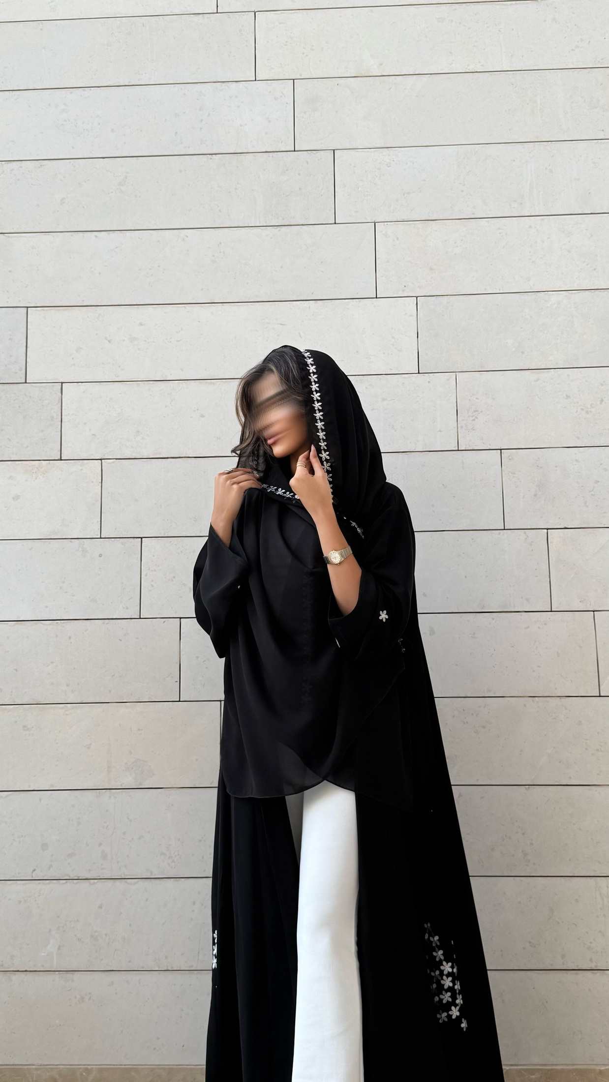 MW1590 - Black & White Bloom | عباية سوداء بتفاصيل ورود بيضاء - Aya