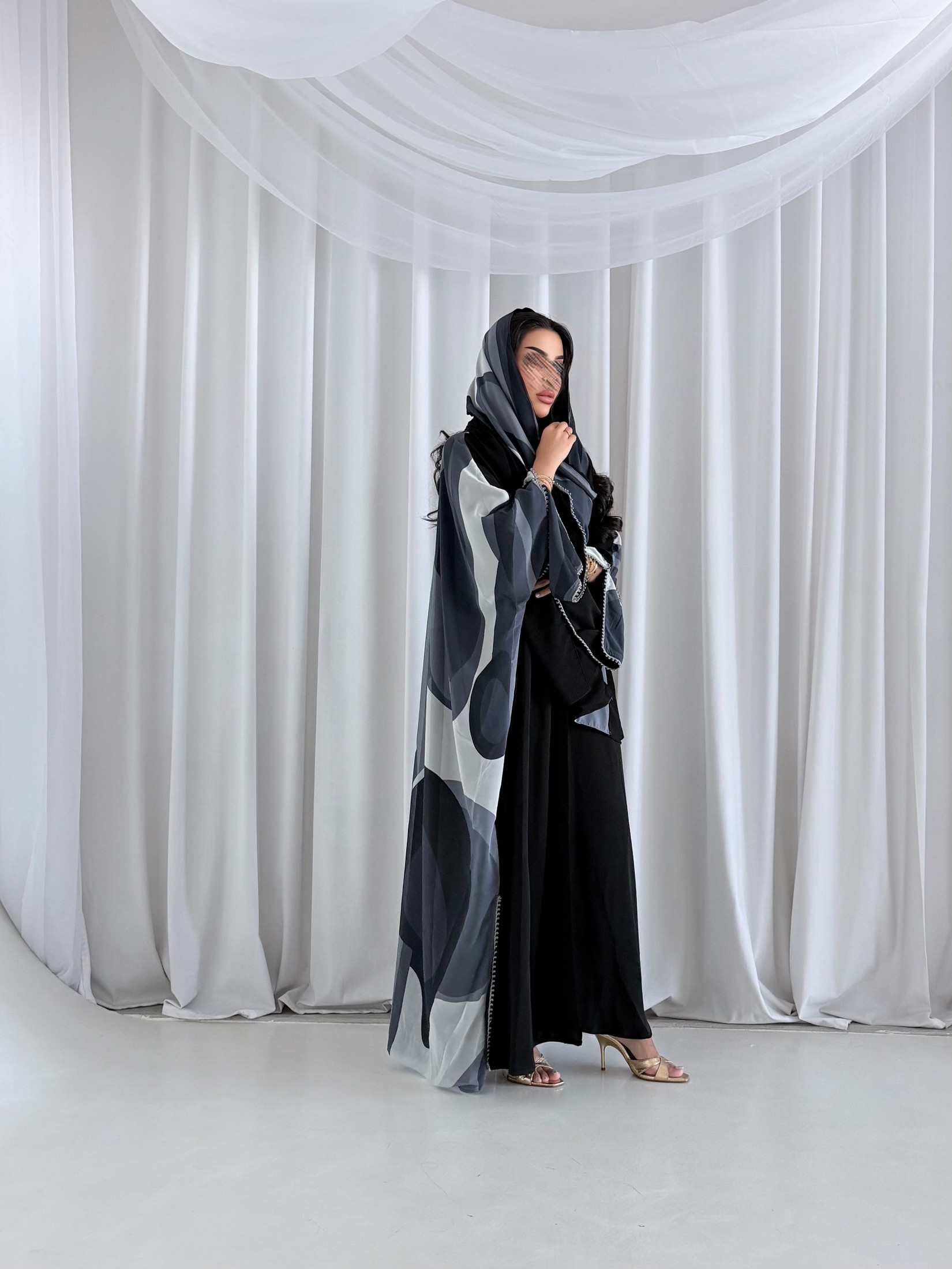 MWT5223 - عبايه اسود يومي مع تدخيلات كلفة ابيض والخلف طباعه - Aya
