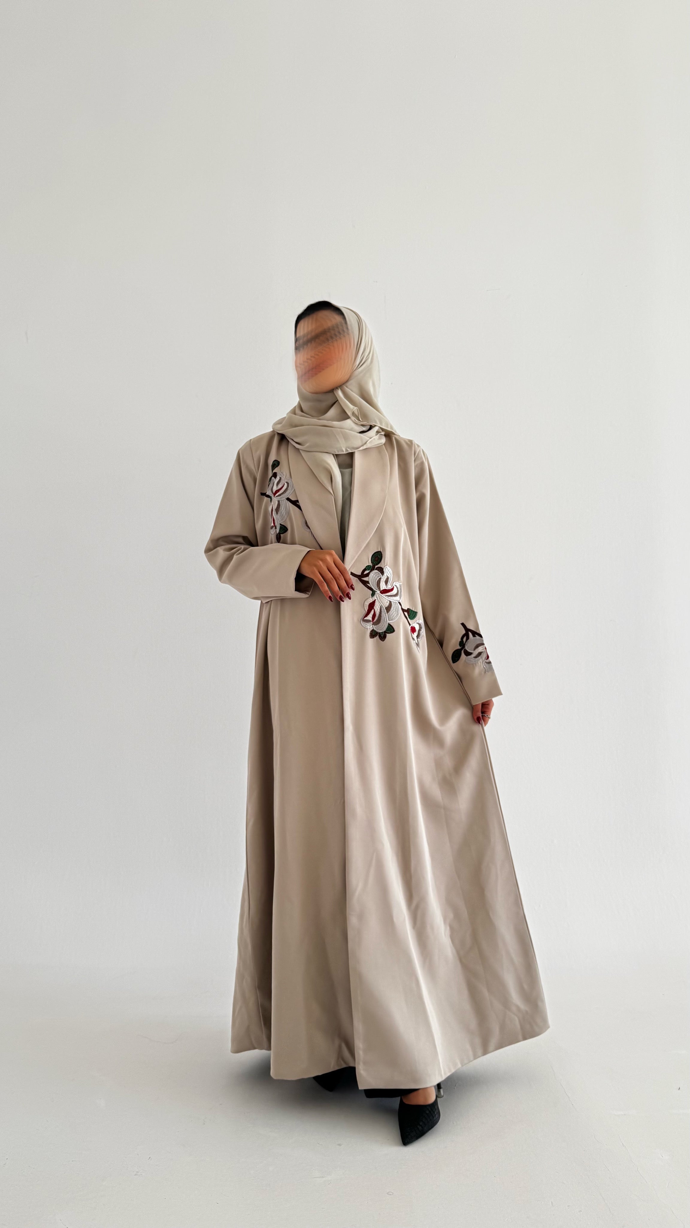 MW1705 - عباية بليزر بتطريز بقماش كريب - Aya