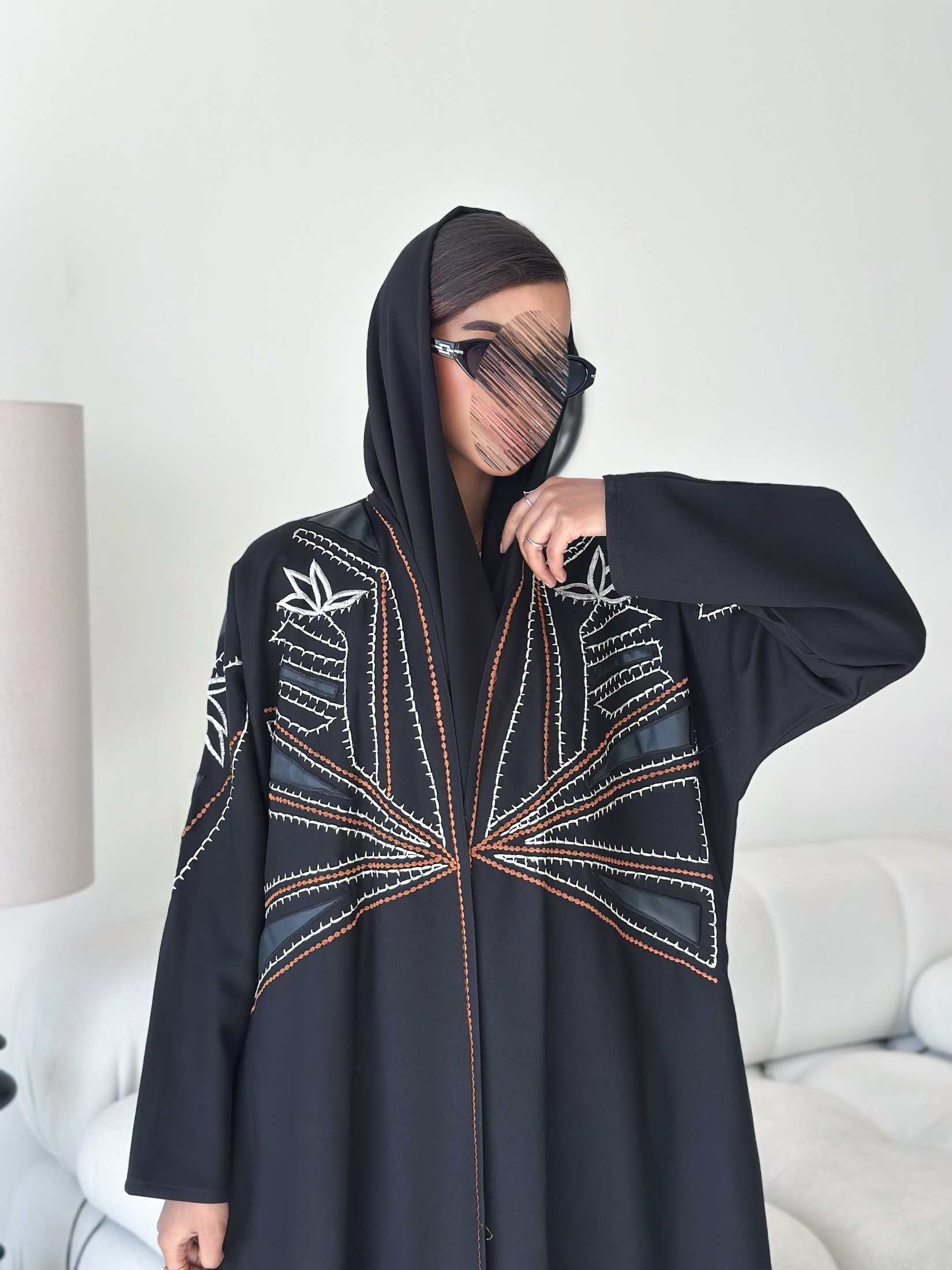 MWT680 - عباية اسود تطريز مع تدخيلة جلد - Aya