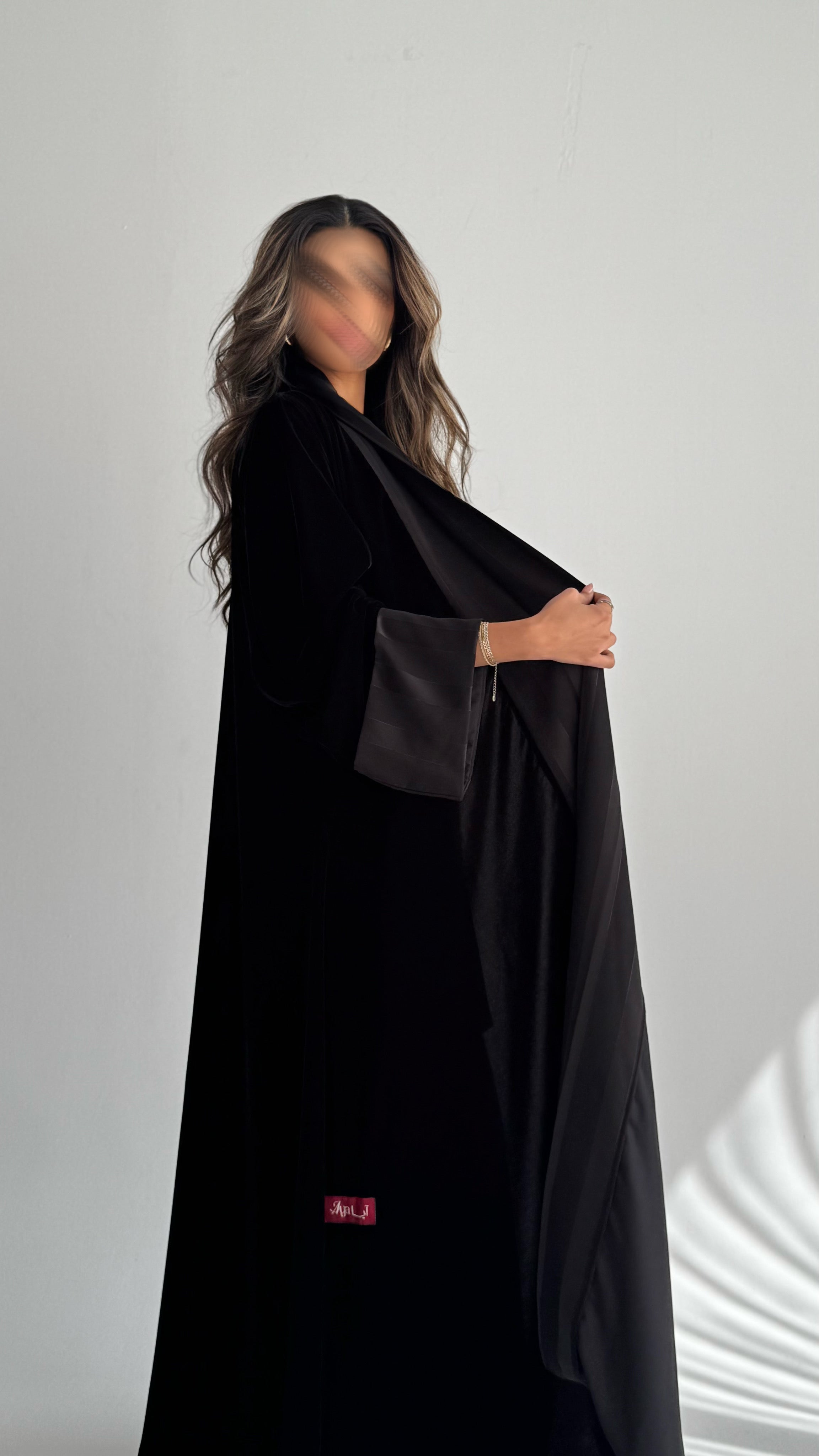 MWT688 - عباية مخمل مع تدخيلة ساتان