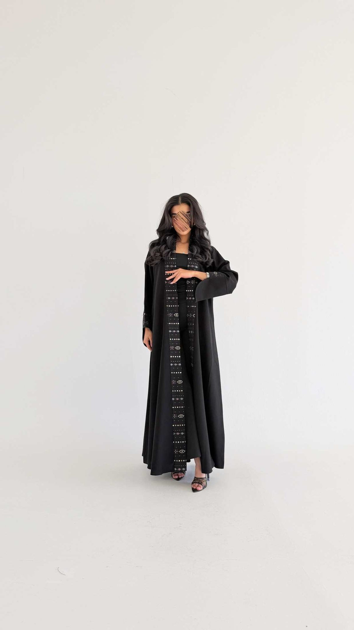 MWT1129 - عباية اسود بتدخيلة لينن تطريز - Aya