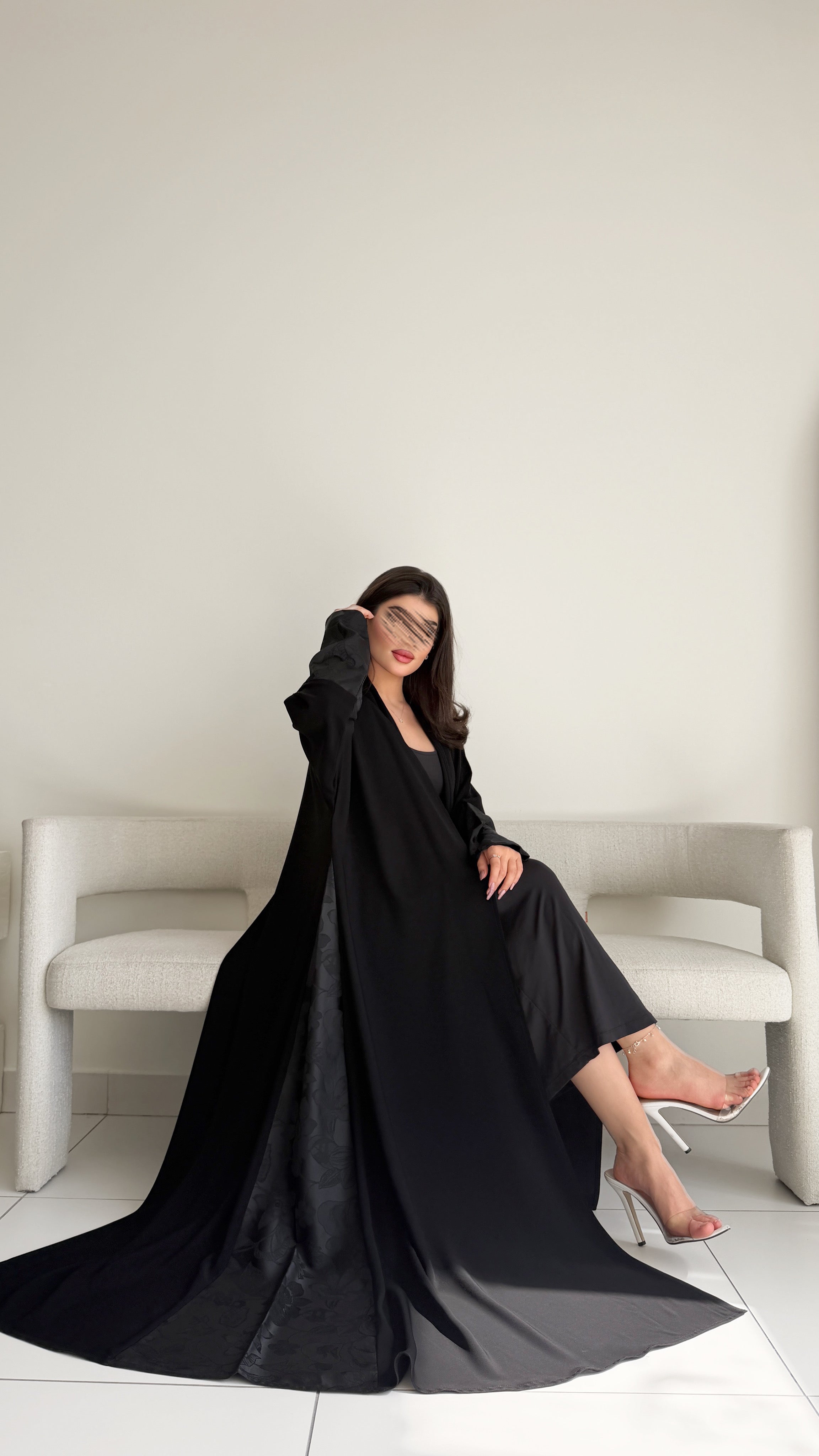 MWT1104 - عباية اسود بتدخيلة جاكار بالاكمام والجنب - Aya