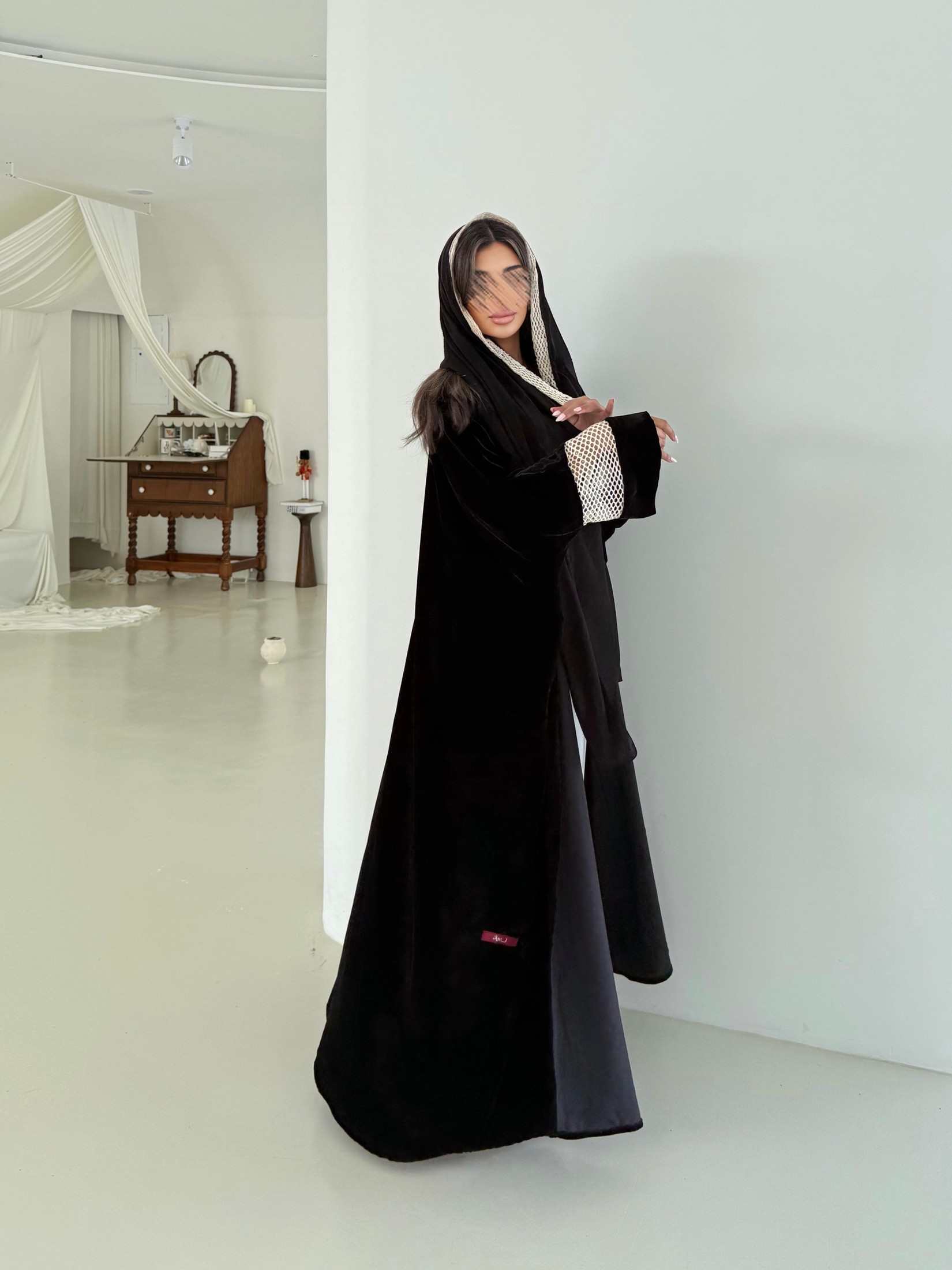 MWT976 - عباية مخمل مع اضافه شبك بالاكمام - Aya