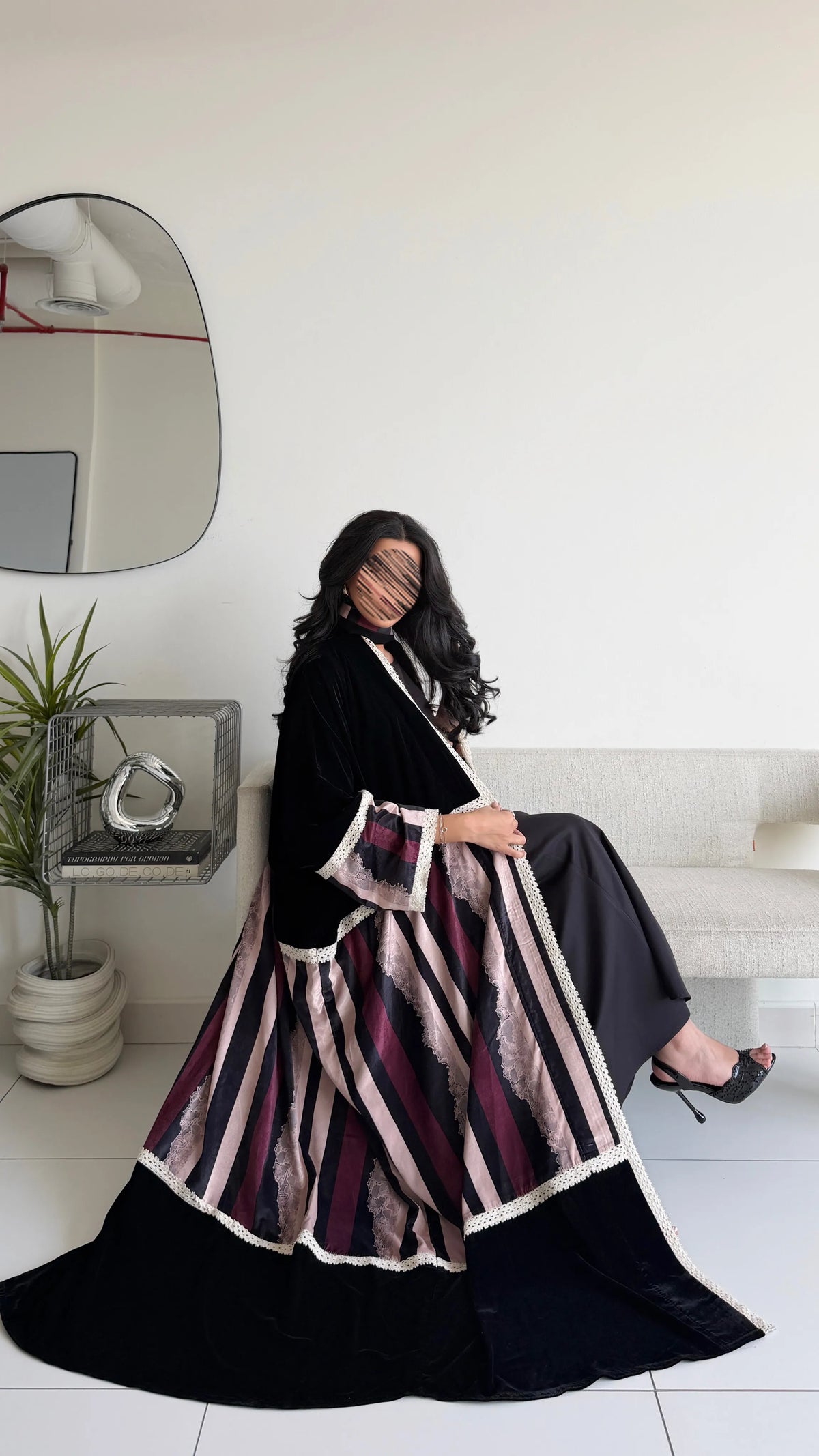 MWT2189 - عبايه مخمل اسود مع مخمل طباعه - Aya