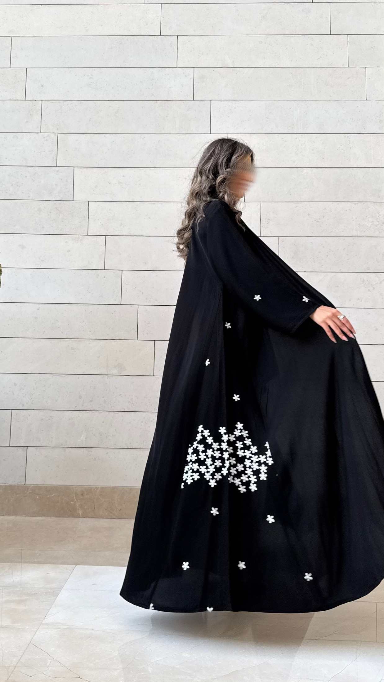 MW1590 - Black & White Bloom | عباية سوداء بتفاصيل ورود بيضاء - Aya