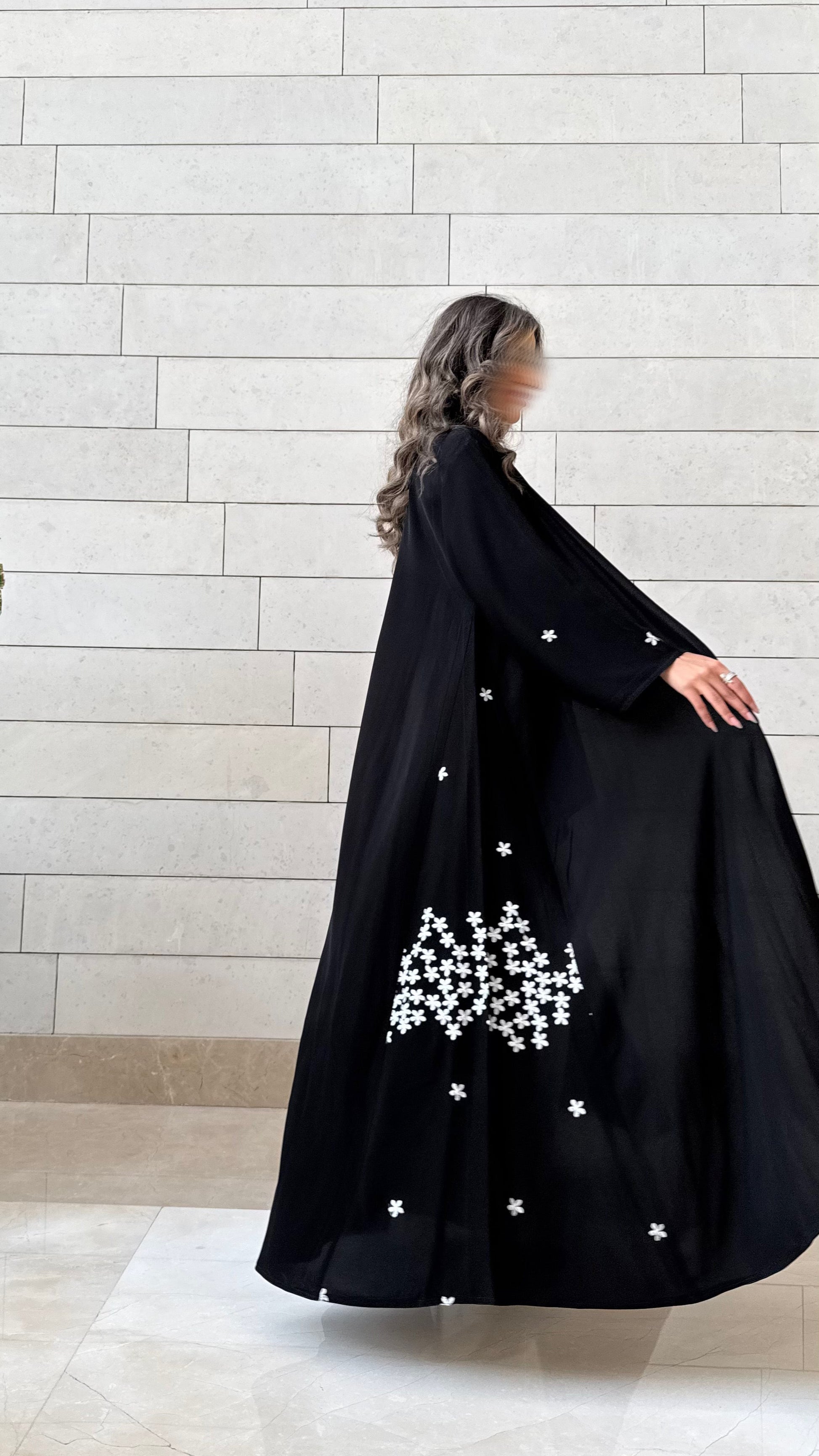 MW1590 - Black & White Bloom | عباية سوداء بتفاصيل ورود بيضاء