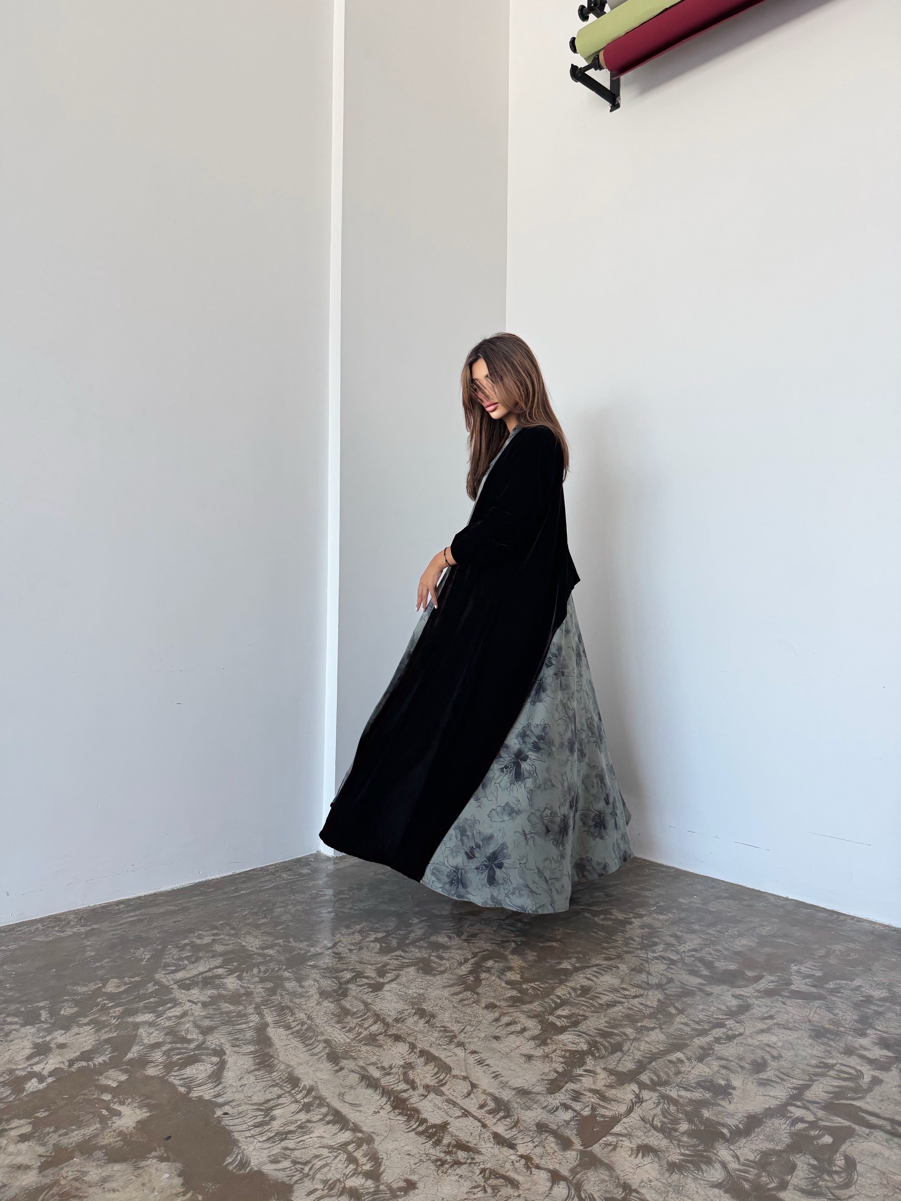 MWT959 - عباية مخمل بقصة مثلث مع اضافة حرير زيتي من الخلف