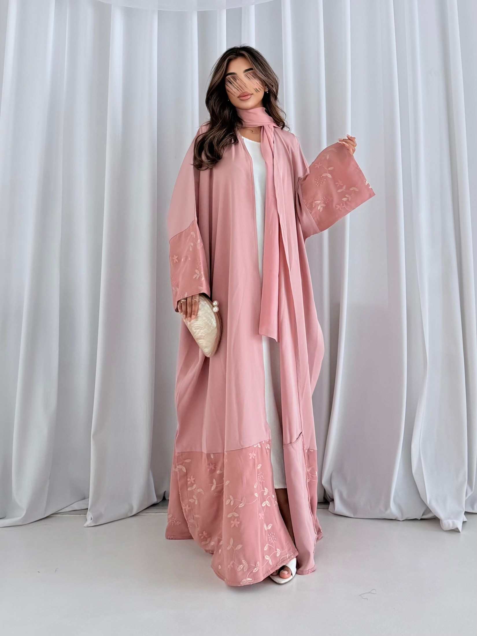 MWT5217 - عبايه  صيفيه مع تدخيلات ورد بقماش يومي بارد - Aya