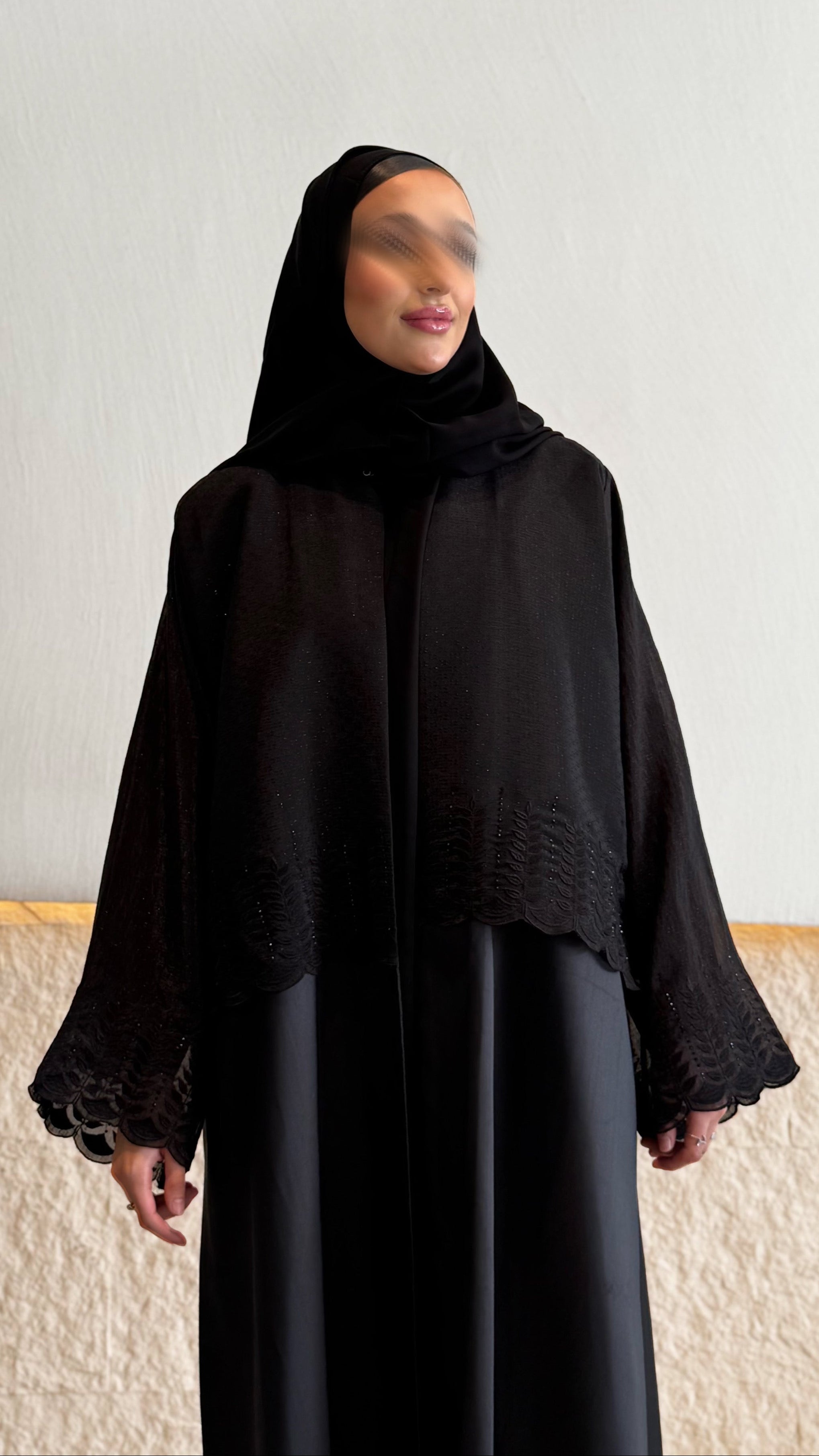 MW1503 - عباية تفتة سوداء مع كم مشغول - Aya