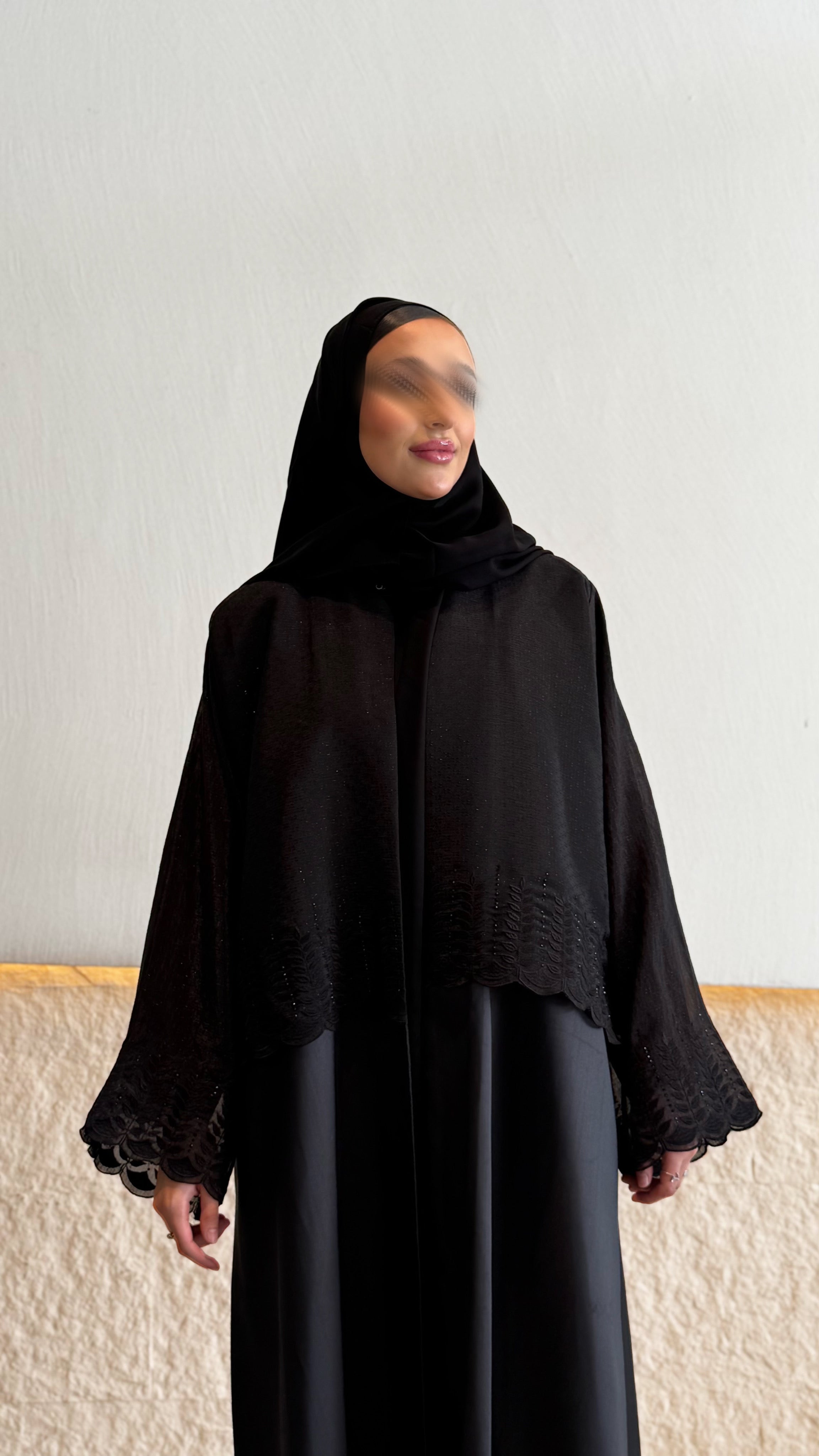 MW1503 - عباية تفتة سوداء مع كم مشغول - Aya