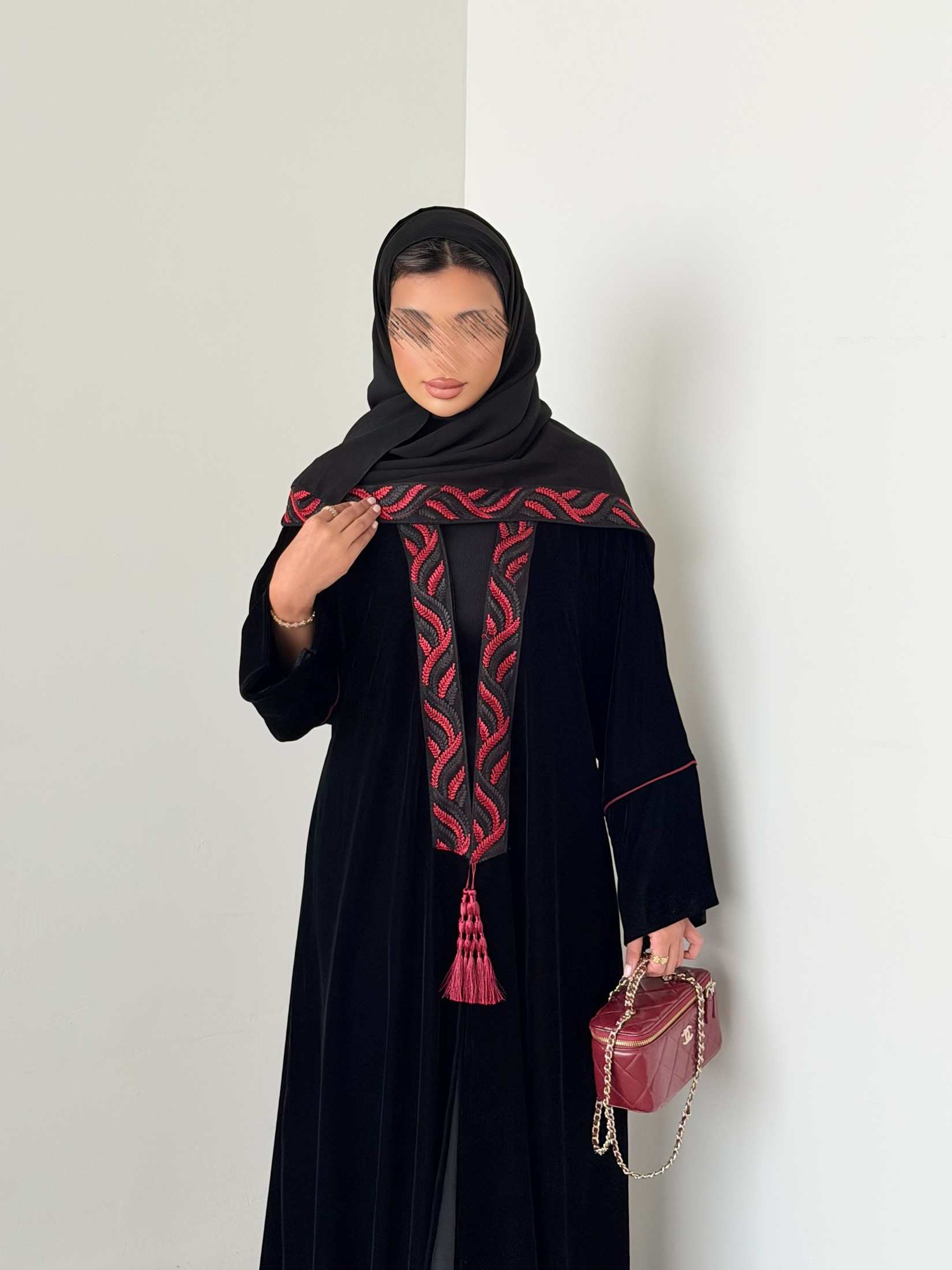 MWT967 - عبايه مخمل مع تدخيله كلفه احمر - Aya