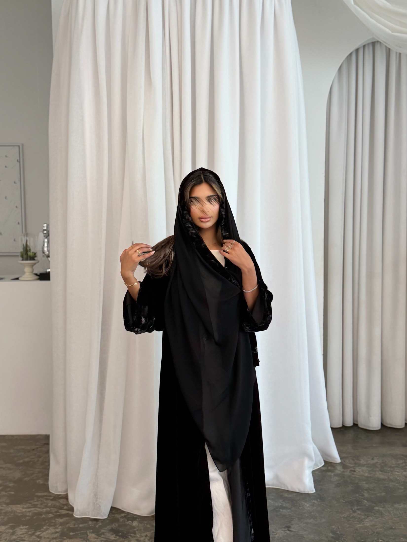 MWT998 - عبايةمخمل اسود سادة مع طباعة كلوش - Aya
