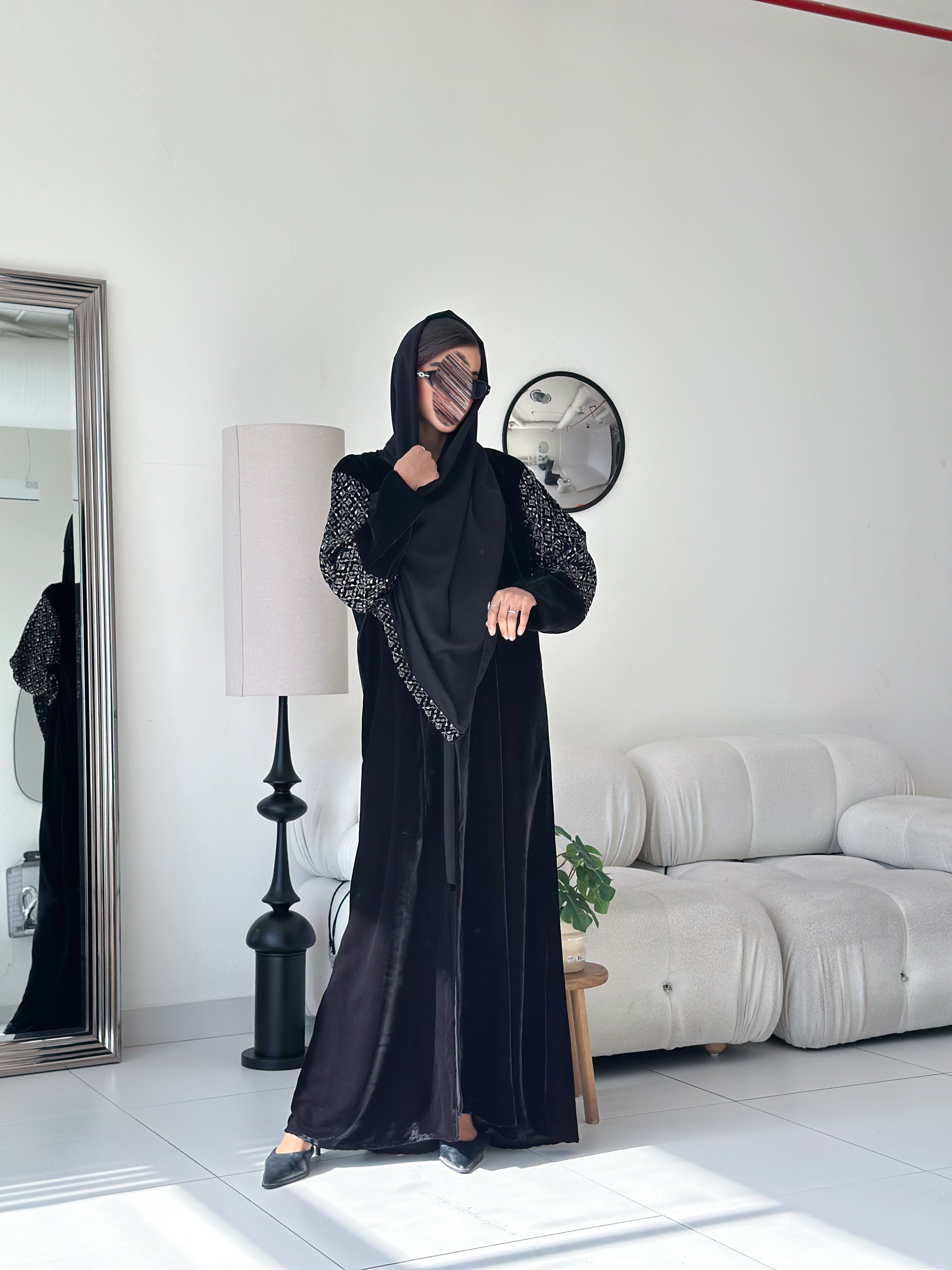 MW1836 - عباية مخمل كم تطريز - Aya