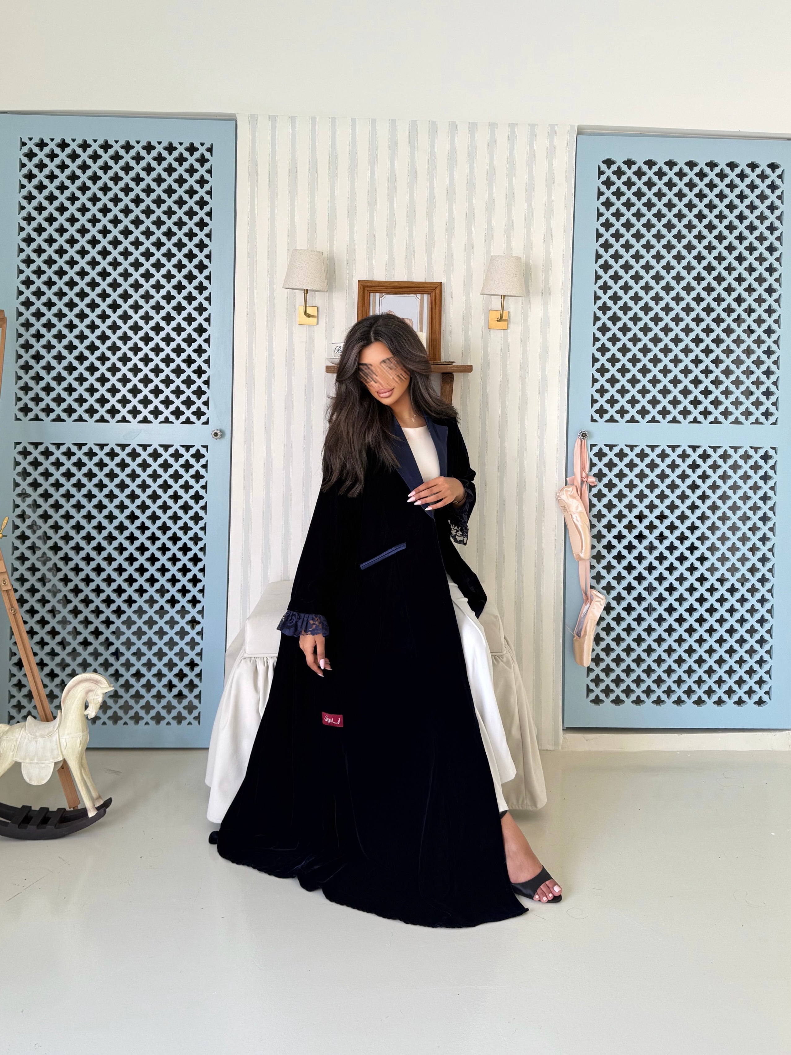 MWT975 - عباية مخمل مع تدخيله دانتيل بالاكمام