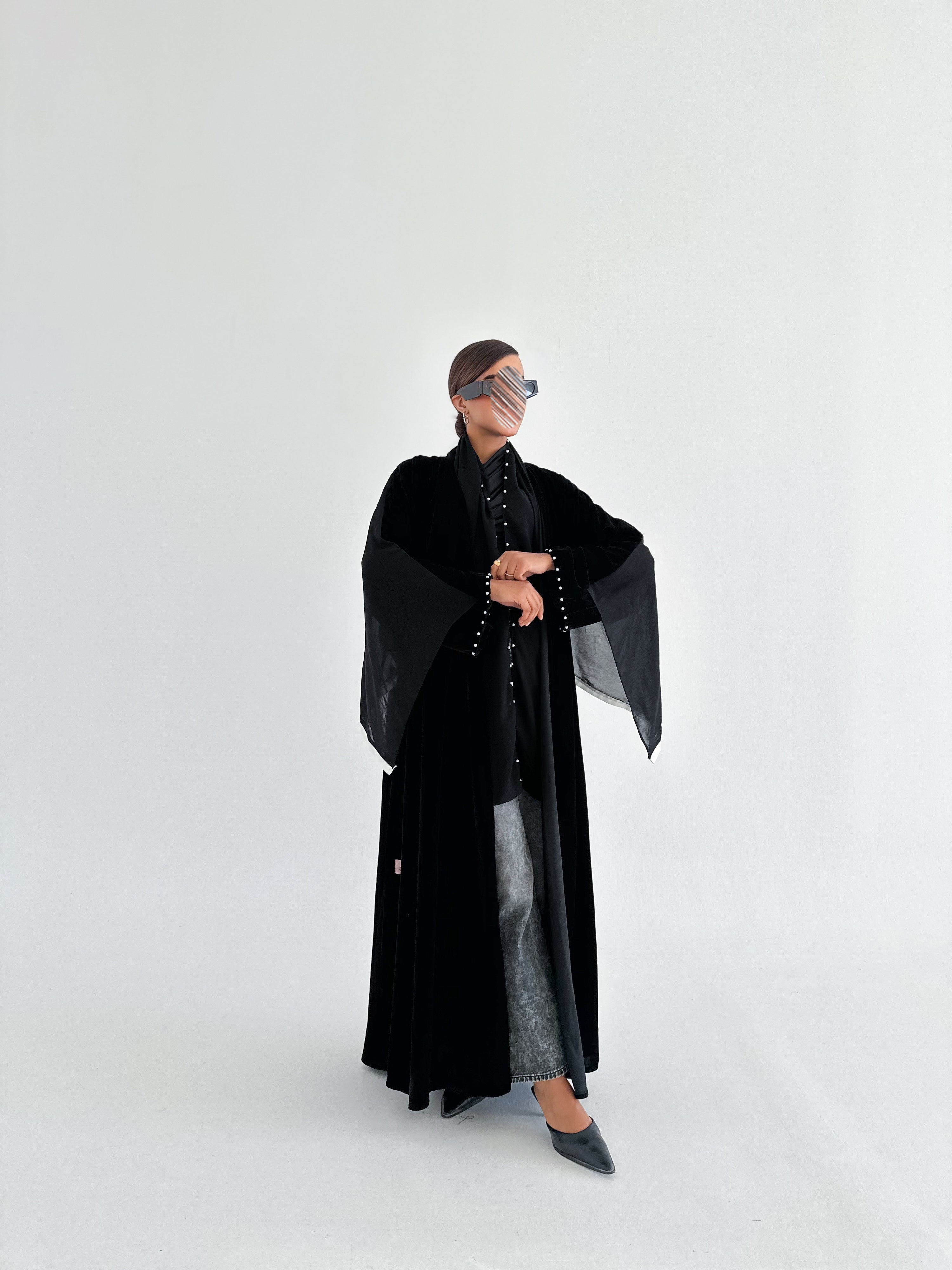 MWT690 - عباية مخمل اسود مع لؤلؤ