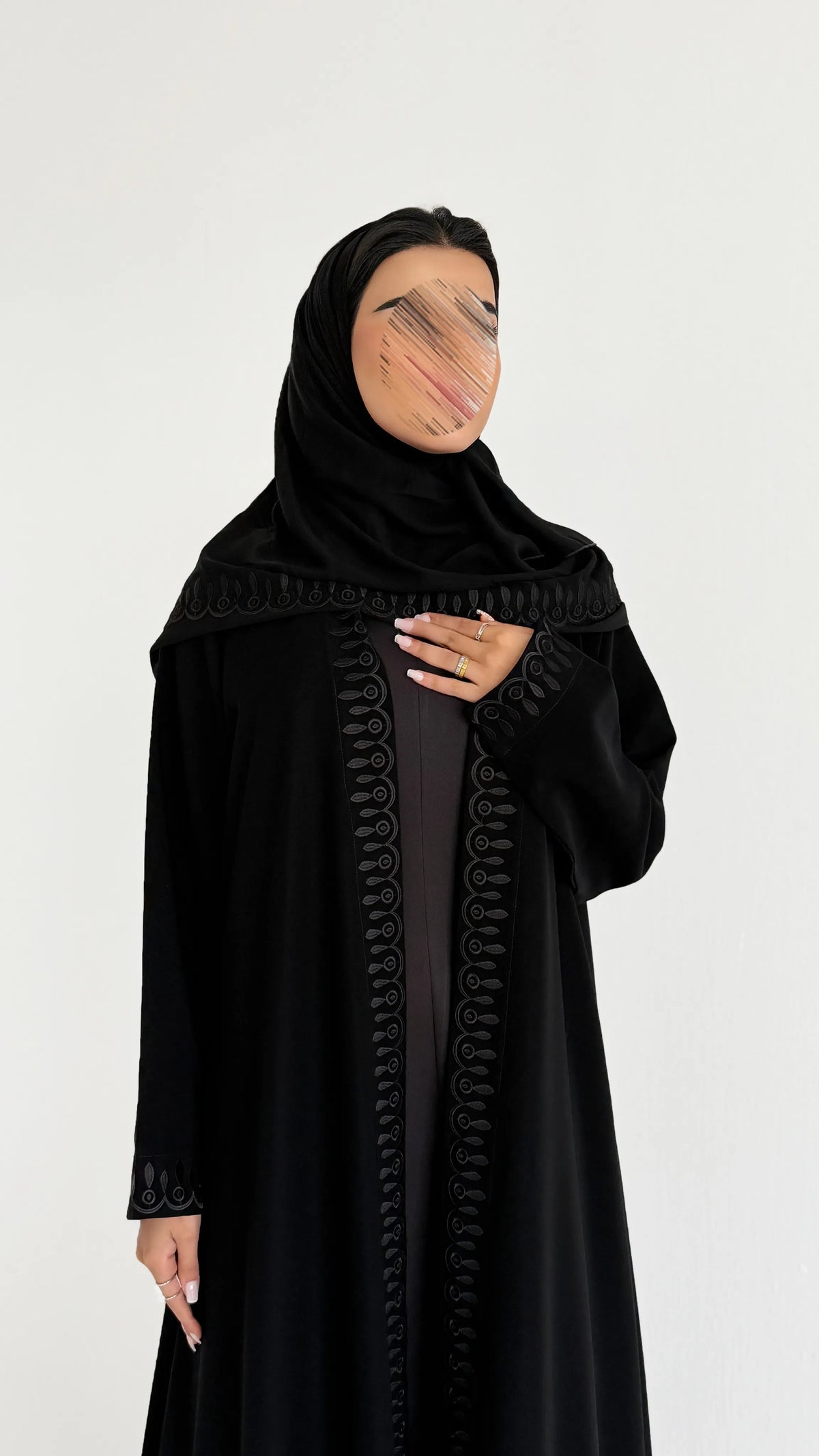 MW427 - عباية سوداء مطرزة