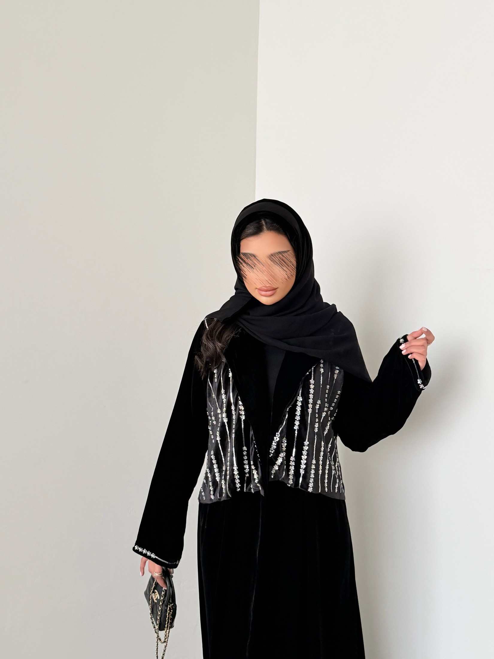MWT984 - عباية مخمل مع تدخيلة مخمل لمعة من الامام - Aya