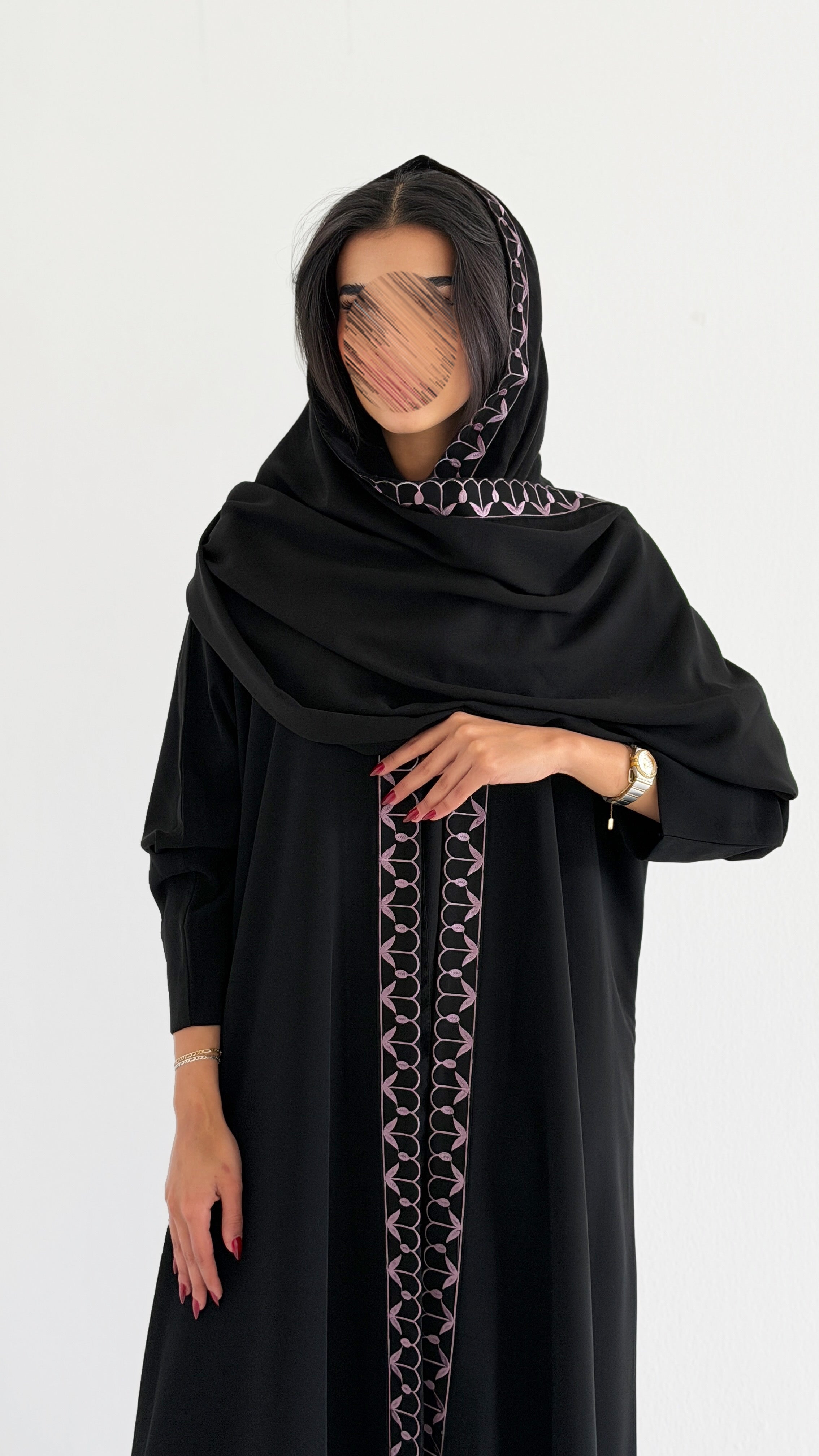 MWT1018 - عبايه اسود مع تطريز من الامام - Aya