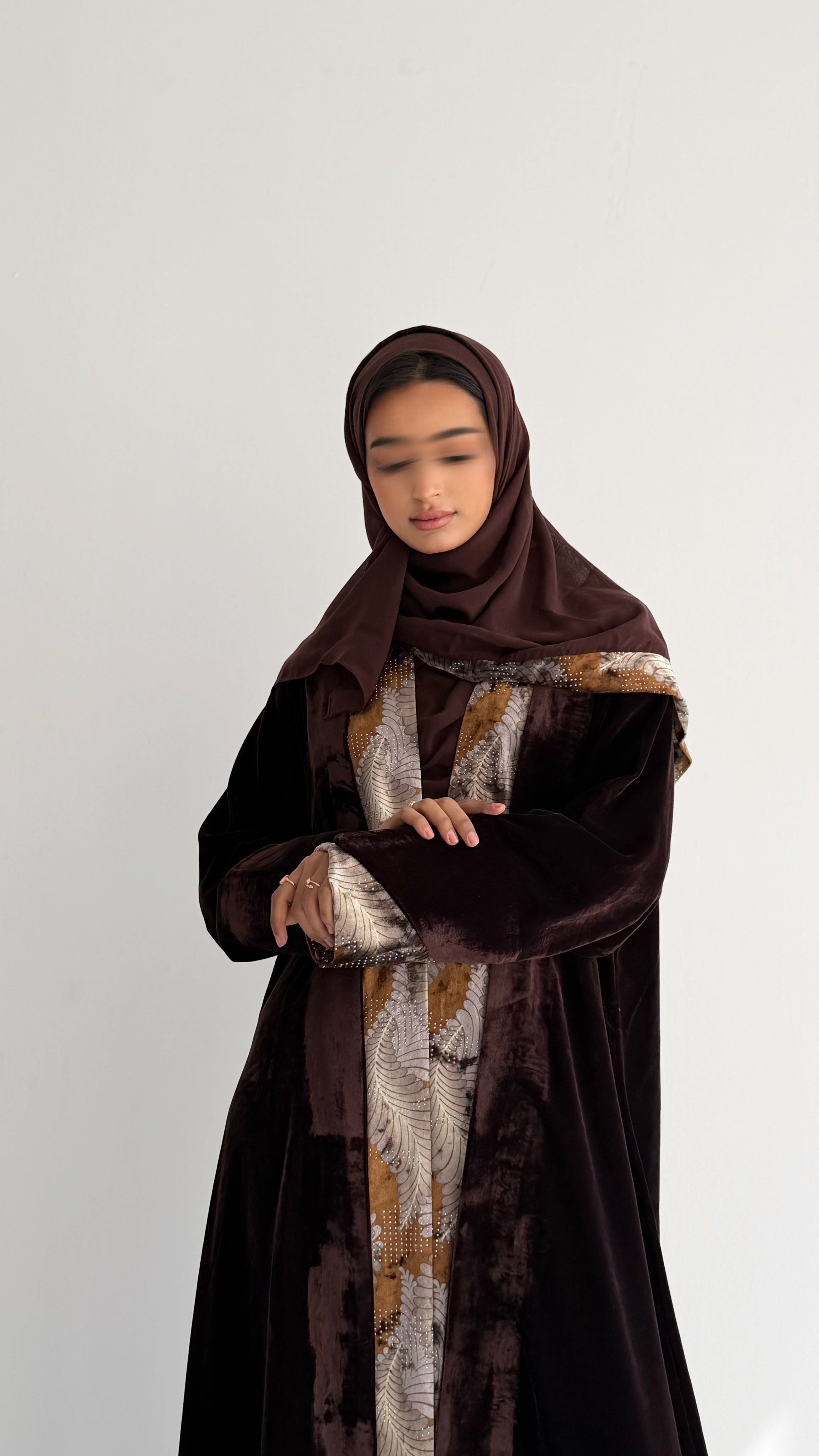 MWT822 - عباية مخمل مع تدخيلة من الامام والاكمام - Aya